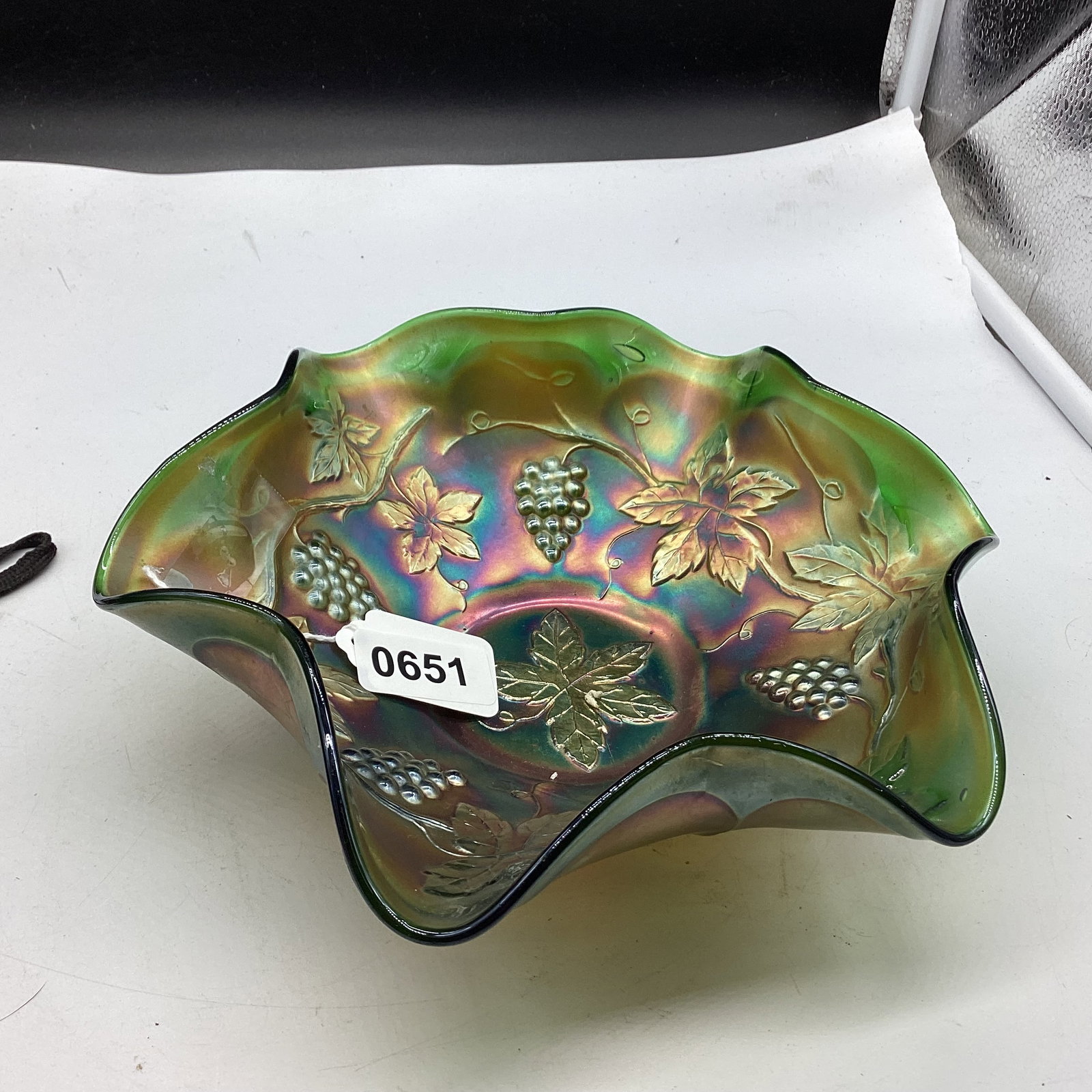VINTAGE GRAPE & LEAF PATTERN CARNIVAL BOWL BY FENTON (1 of 2)