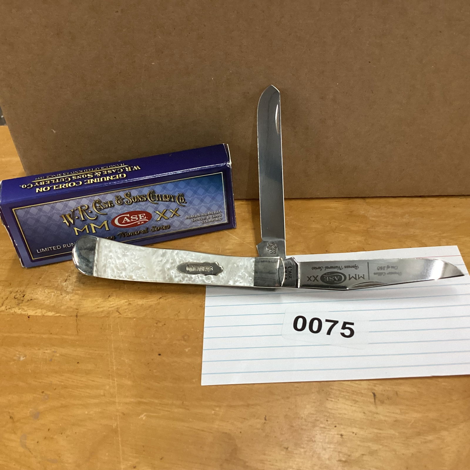 CASE XX MM WHITE PEARL CORELEION TRAPPER: WITH BOX