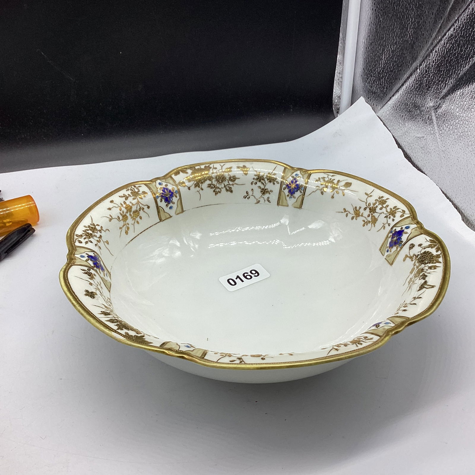 HAND PAINTED GOLD TRIM PORCELIAN NIPPON BOWL: 2 1/2 X 10 GOOD SHAPE