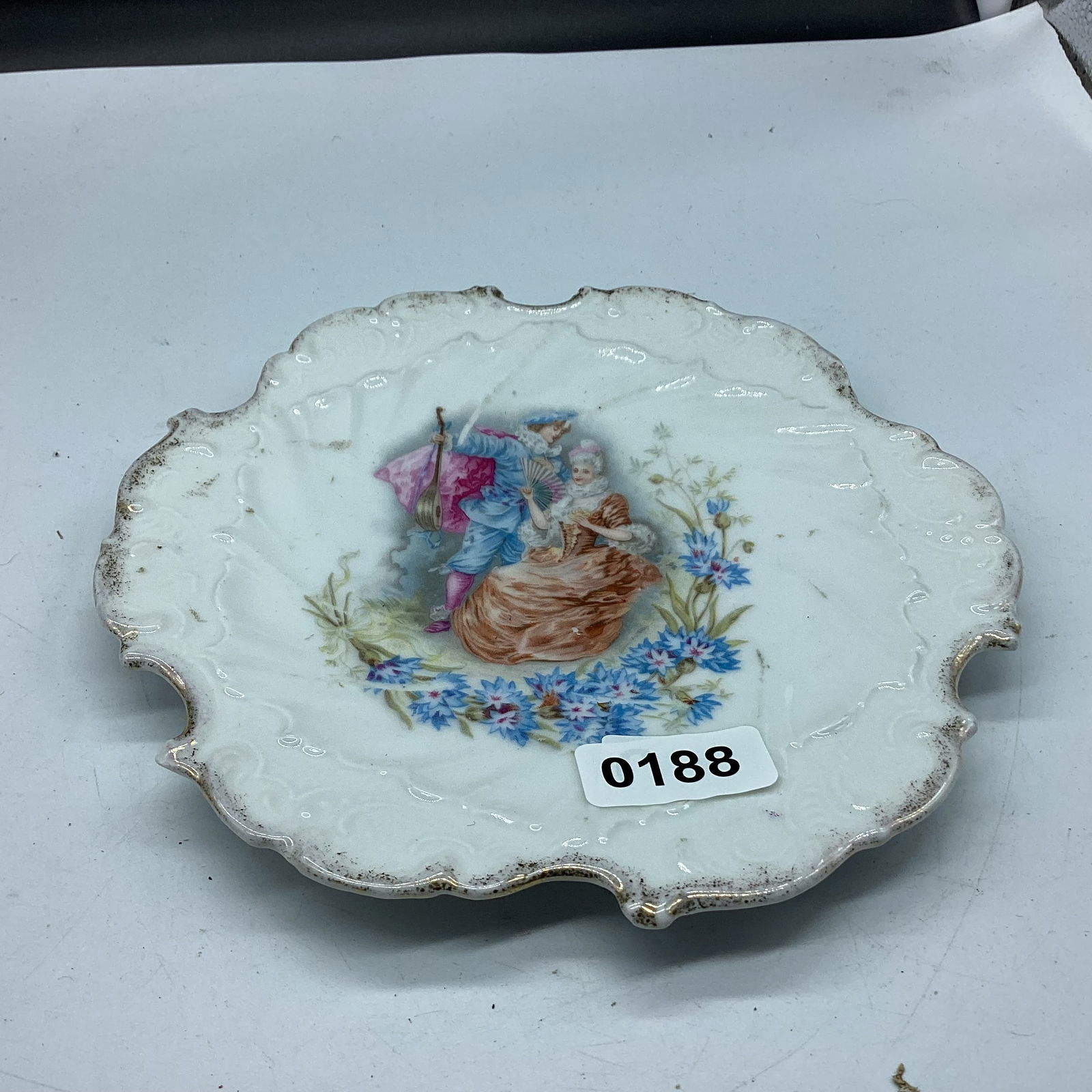 HAND PAINTED PORCELIAN PLATE NO MARK: 8" W GOOD SHAPE