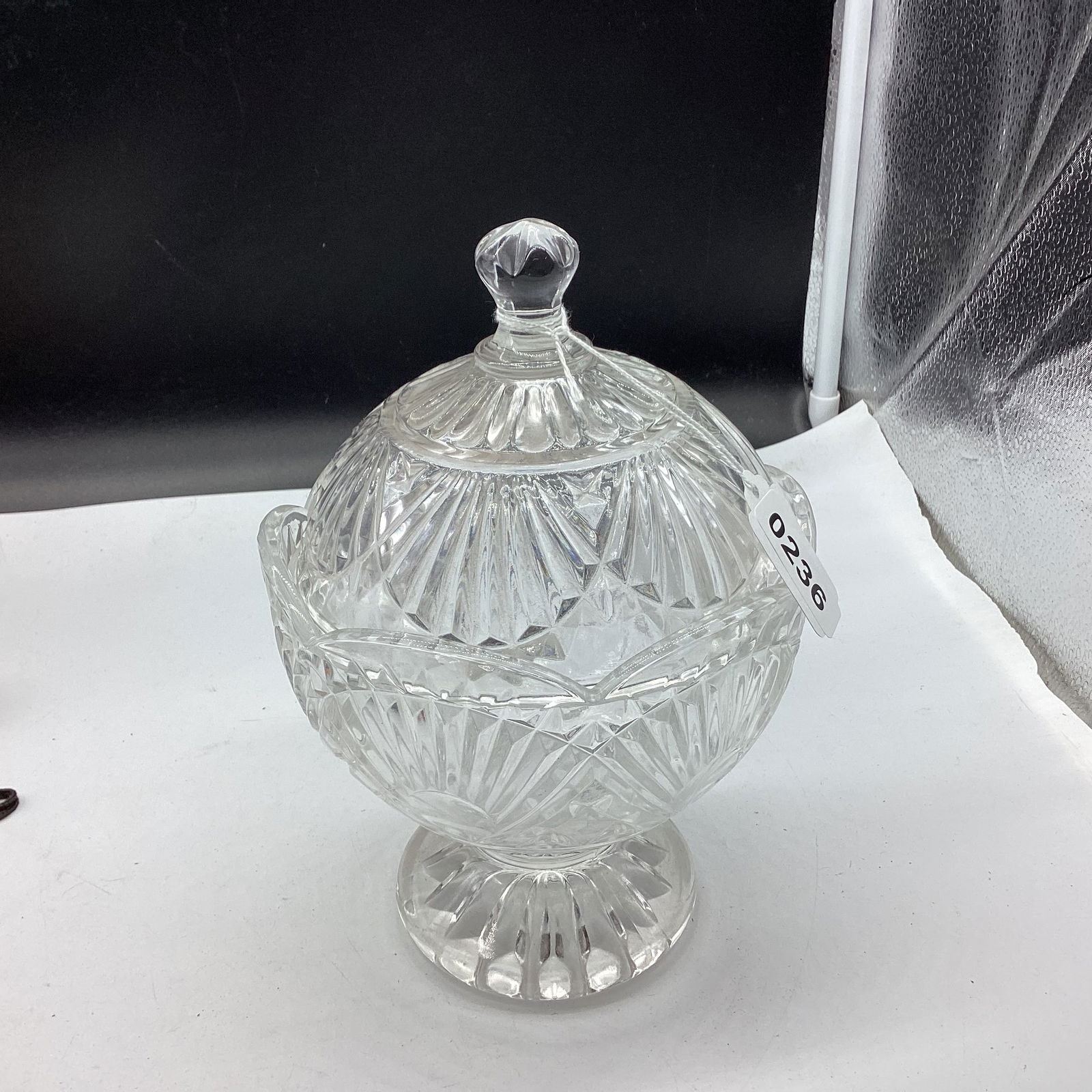 LEAD CRYSTAL CANDY DISH & COVER (1 of 1)