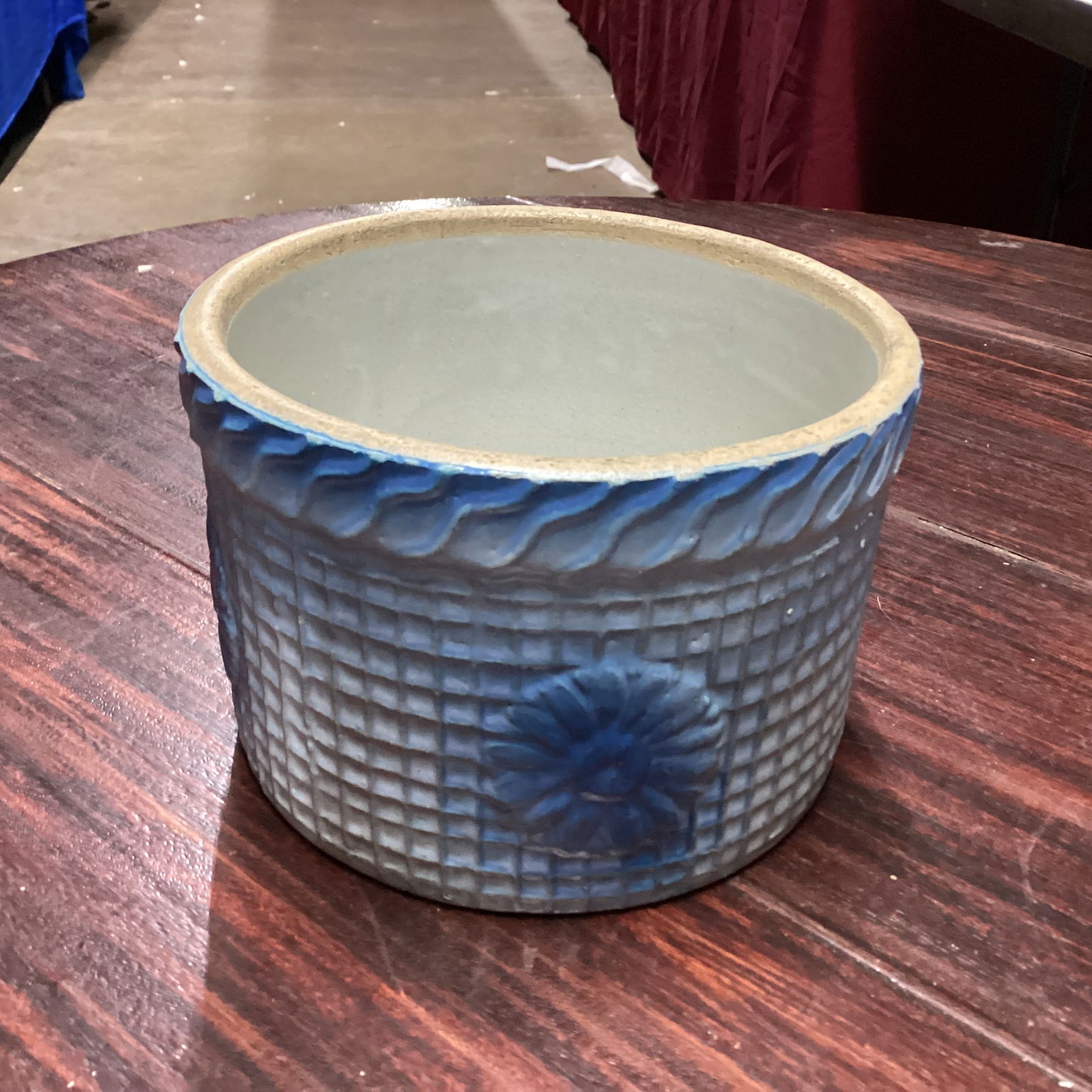 VINTAGE BLUE DAISY & WAFFLE WEAVE BOTTOM SALT GLAZE CROCK: 4" T X5 1/2" W GOOD SHAPE