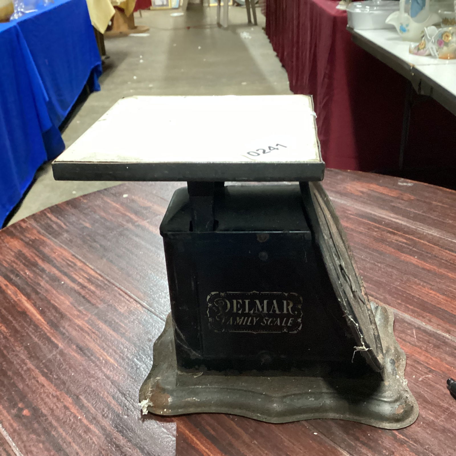 VINTAGE RUSTIC TABLE TOP KITCHEN SCALE (1 of 2)