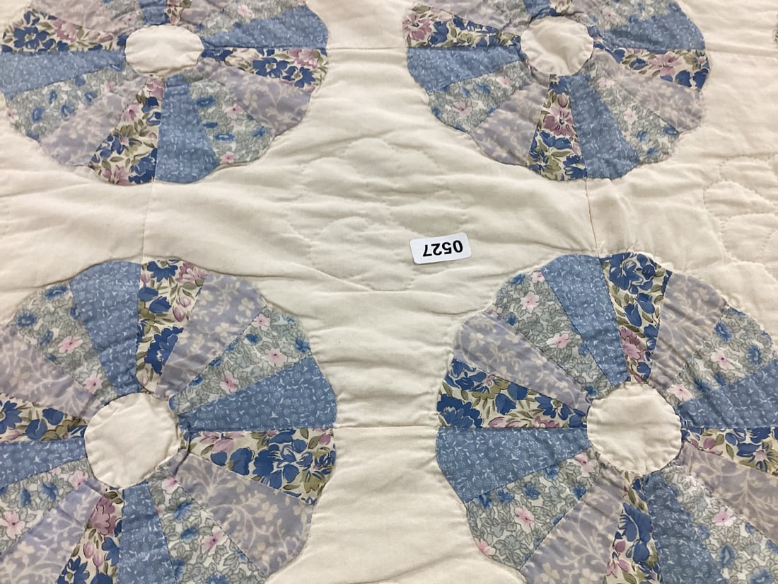 QUILT & 2 PLLOW SHAMS (1 of 3)