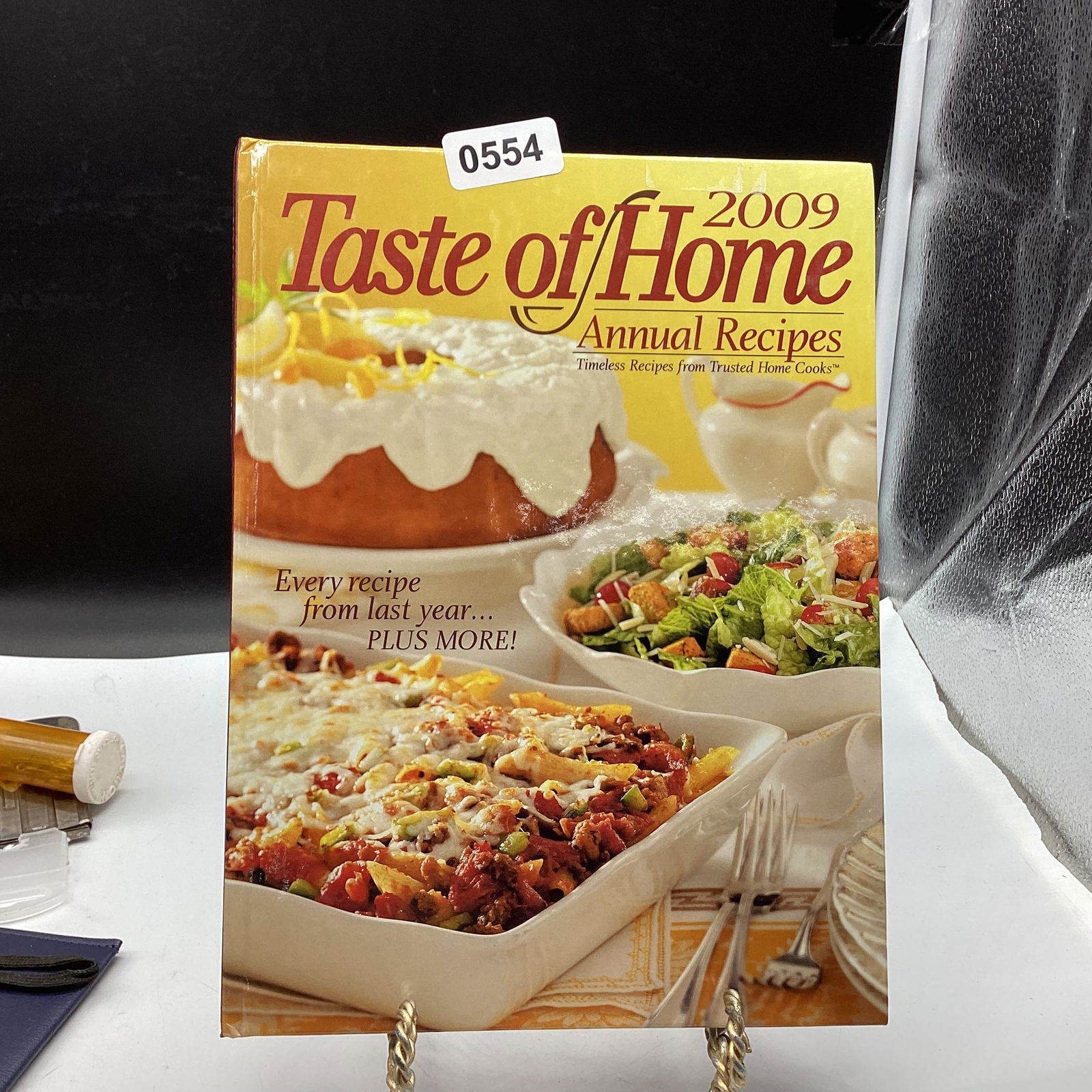 2009 TASTE OF HOME COOK BOOK: GOOD SHAPE