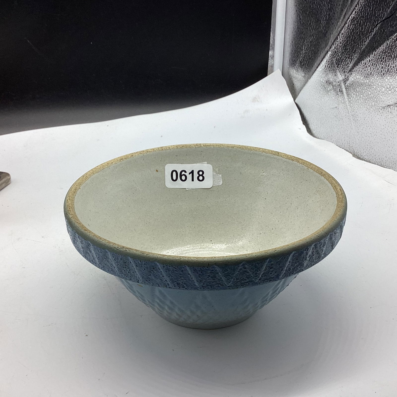 VINTAGE BLUE & WHITE STONEWARE DIAMOND POINT BOWL: 3 3/4 X 7 GOOD SHAPE