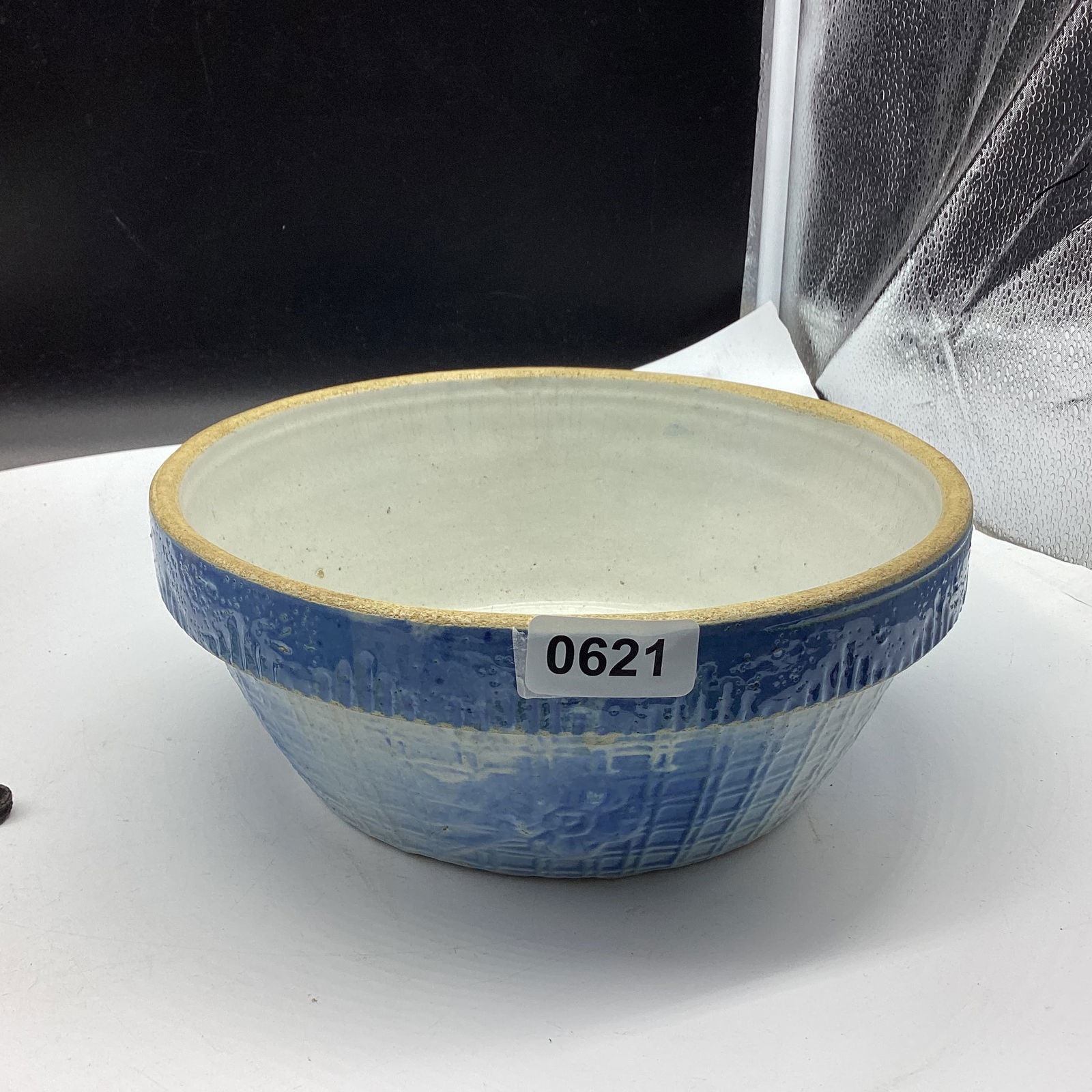 VINTAGE BLUE & WHITE STONEWARE DAISY & LATTICE BOWL: 3 3/4 X 9 1/4 GOOD SHAPE