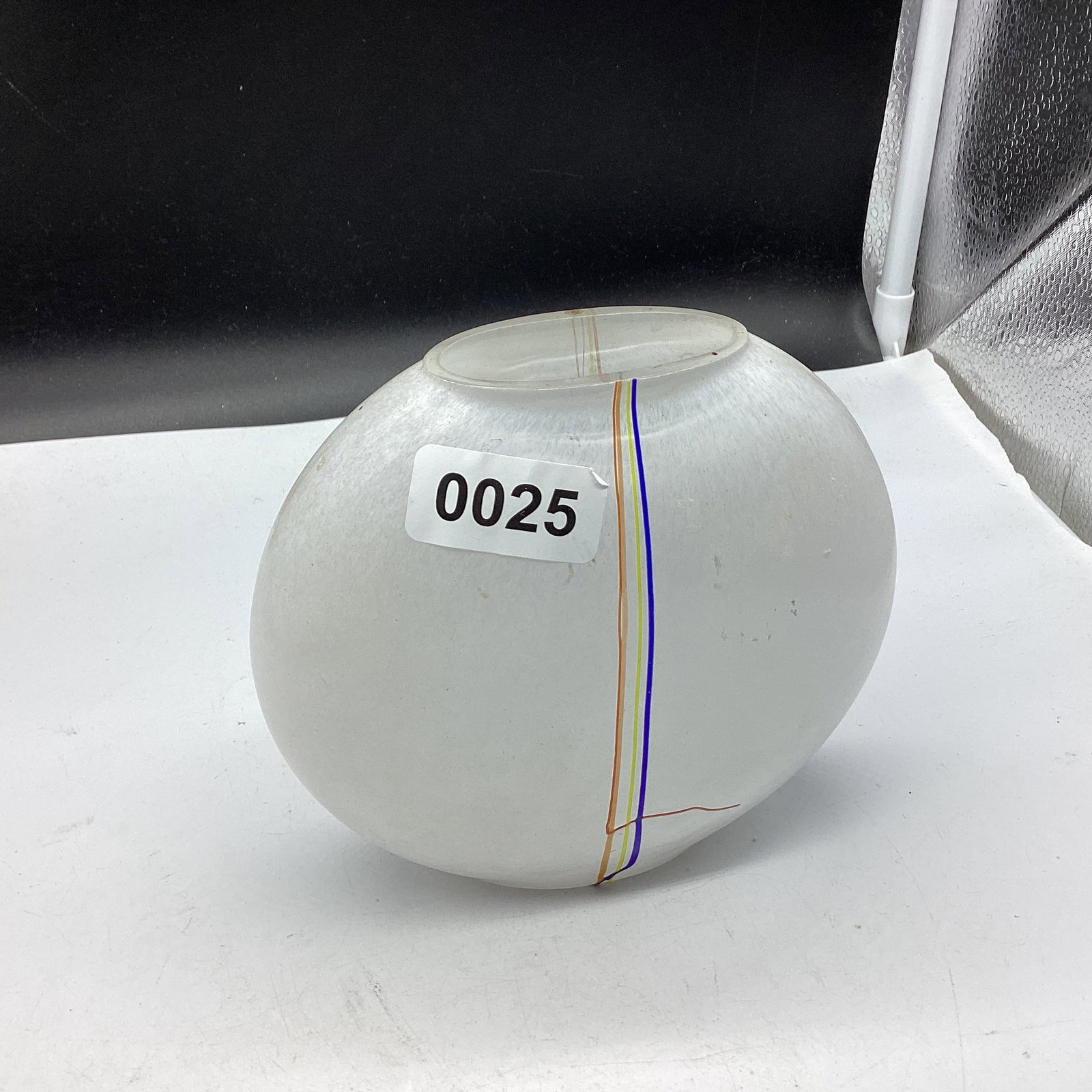 ART GLASS KOSTA BODA WHITE RAINBOW VASE SIGNED: 5 1/2 " T X 6" W GOOD SHAPE