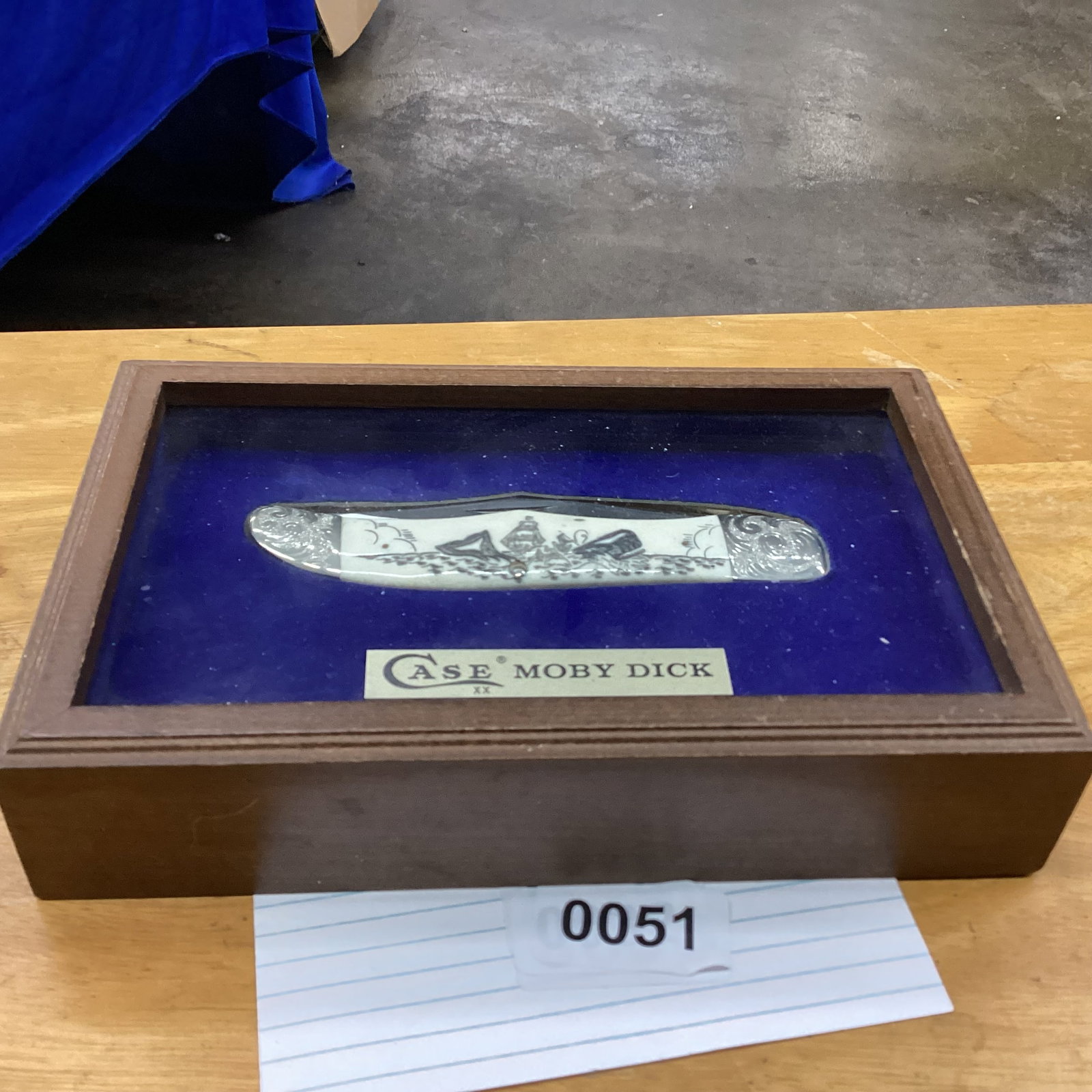 case xx moby dick folding hunter scrimshaw: in glass display super nice hard to find this one