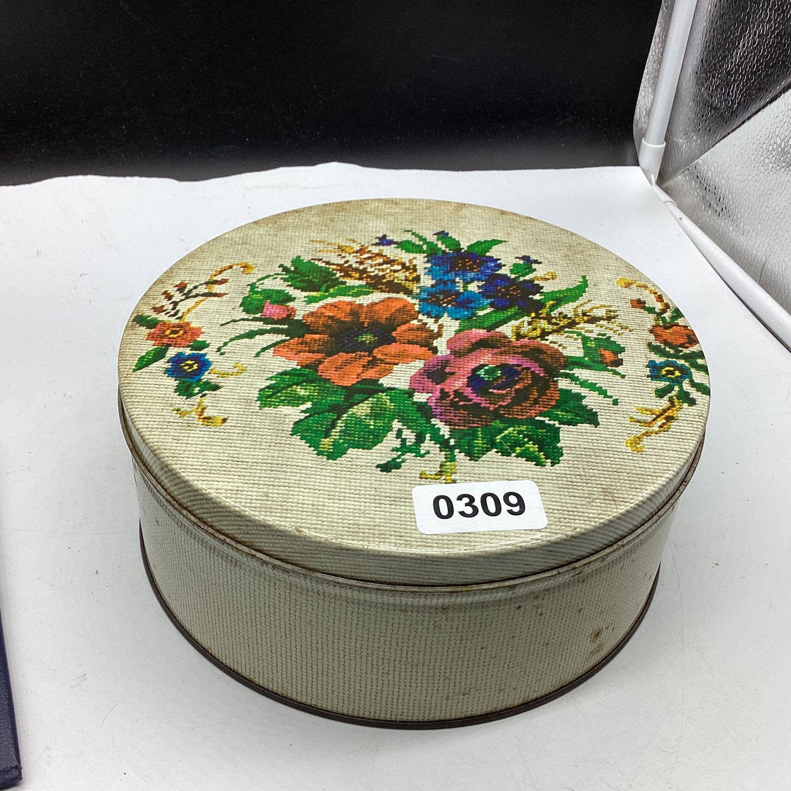 TIN FULL OF BUTTONS: USED CONDITION