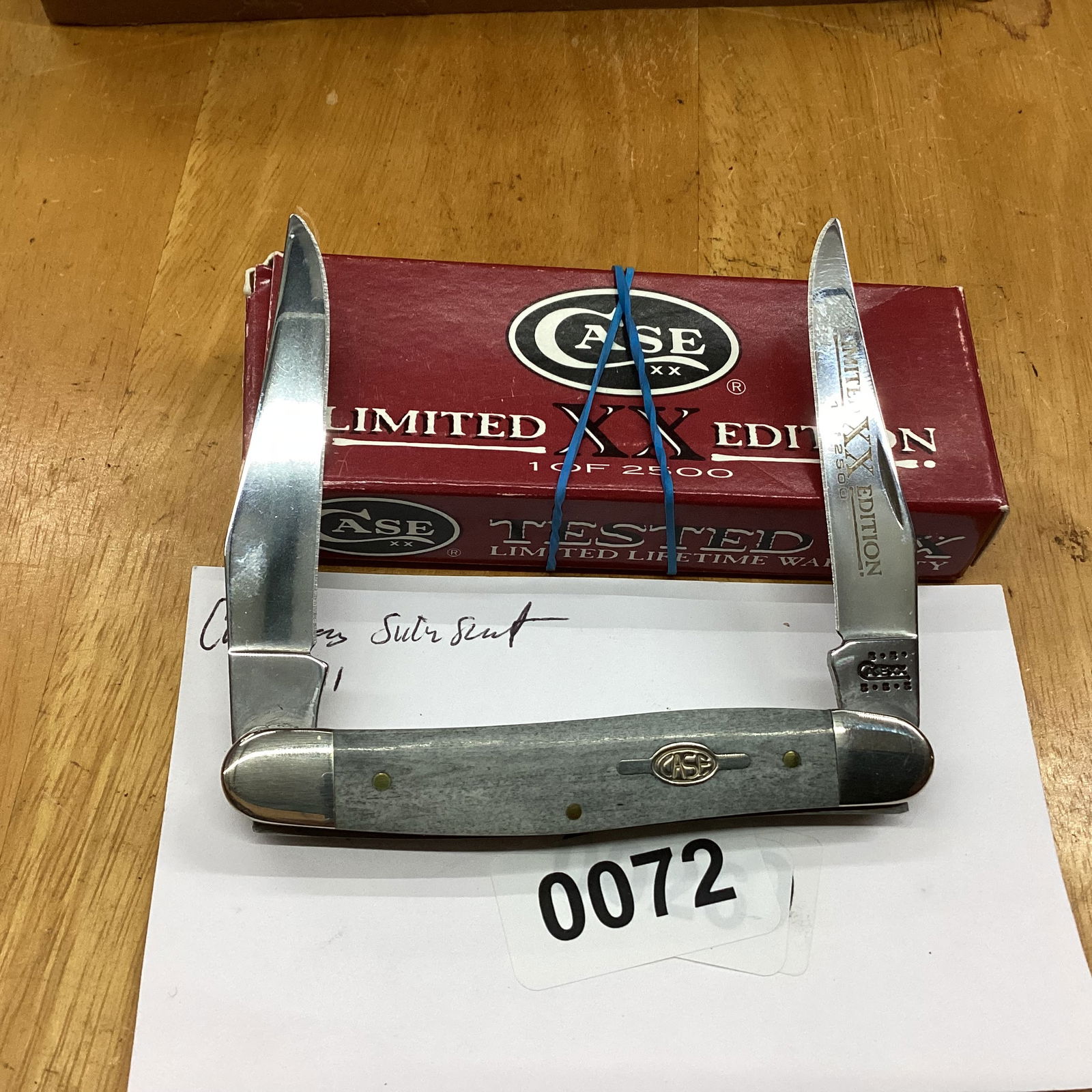 case xx 2001 limited edition grey bone muskrat with boxc: never used or carried