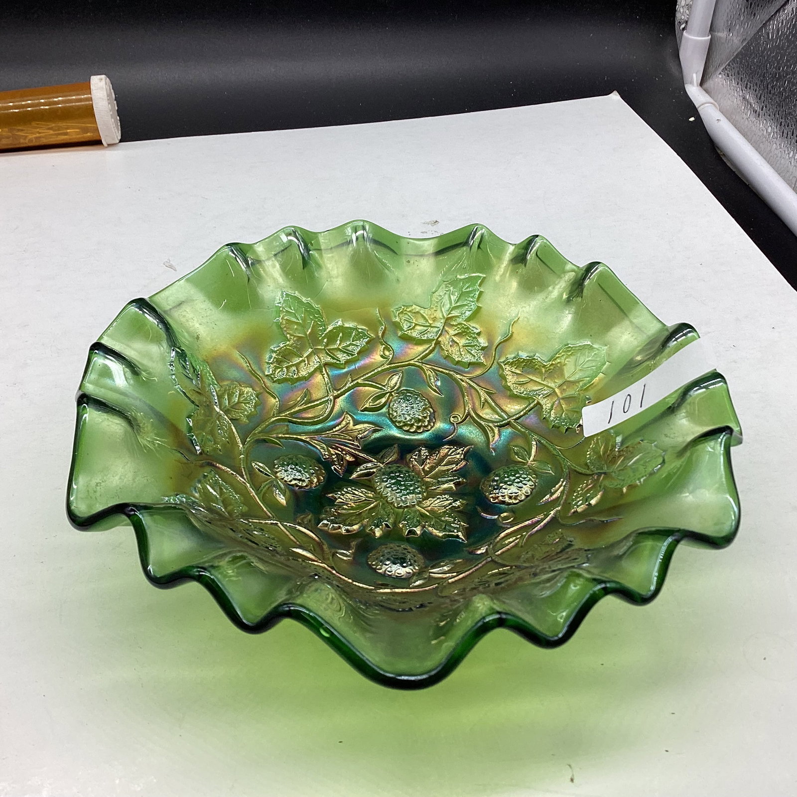 VINTAGE BLACKBRRY WREATH CARNIVAL BOWL BY MILLERSBURG: 2 1/4 X 7 1/4 GOOD SHAPE