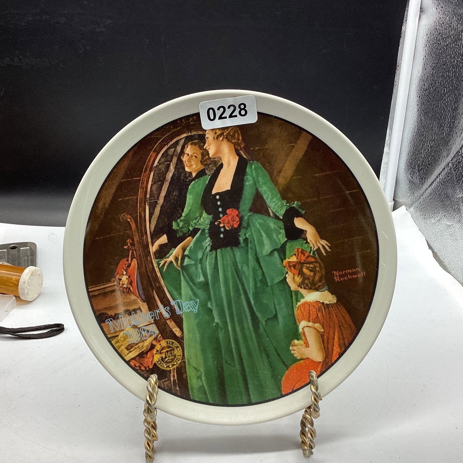 1984 MOTHERS DAY COLLECTOR PLATE: 8 1/2 WIDE GOOD SHAPE