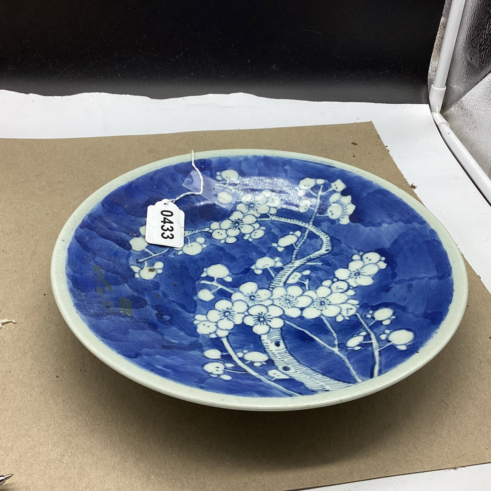 VINTAGE PORCELIAN BLUE & WHITE IMARI PLATE: 10 1/4" GOOD SHAPE
