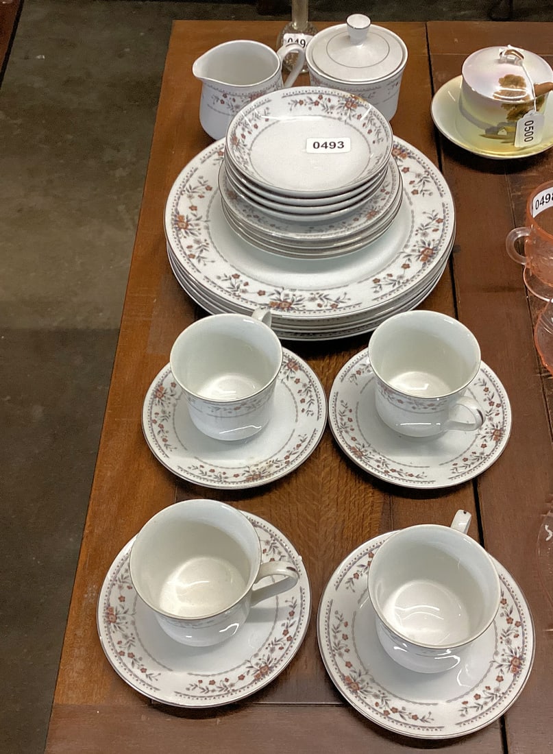 22 PCS. CLARELMONT JAPAN PORCELIAN CHINA: GOOD SHAPE