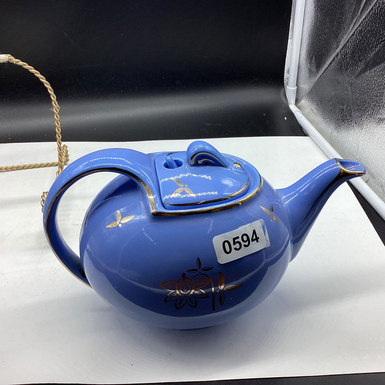 1940'S HALL CHINA HOOK COVER TEA POT: GOOD SHAPE