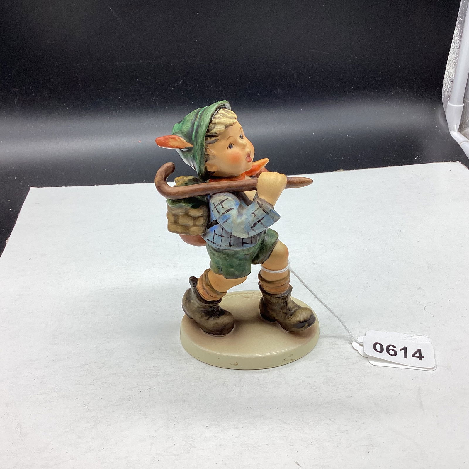 1972 HUMMEL FIGURINE THE RUNAWAY #327: 5 1/4" T GOOD SHAPE