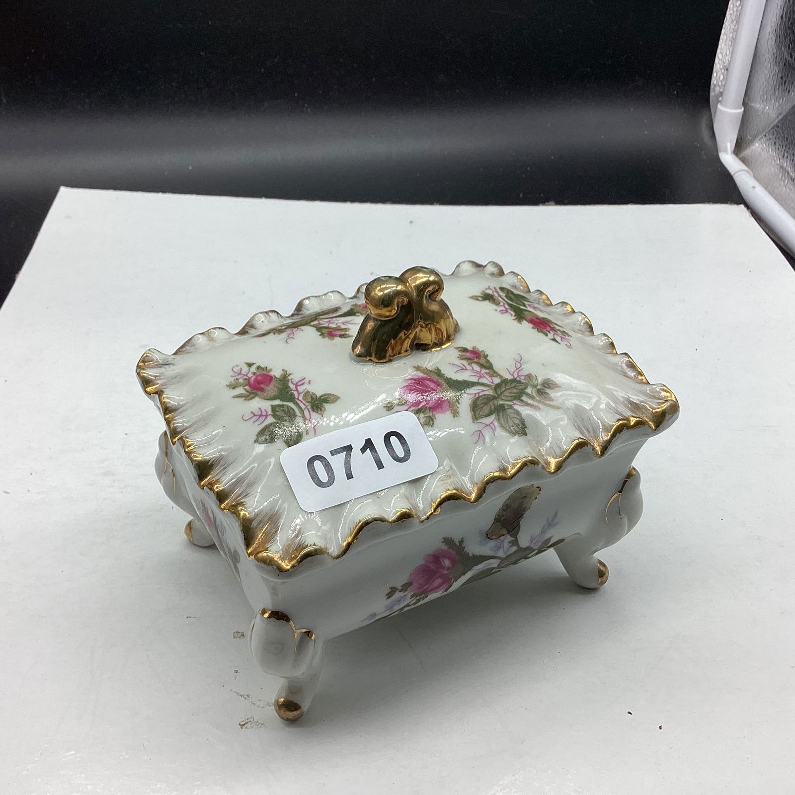 PORCELIAN MOSS ROSE TRINKET BOX: 4 X 5 3/8 GOOD SHAPE