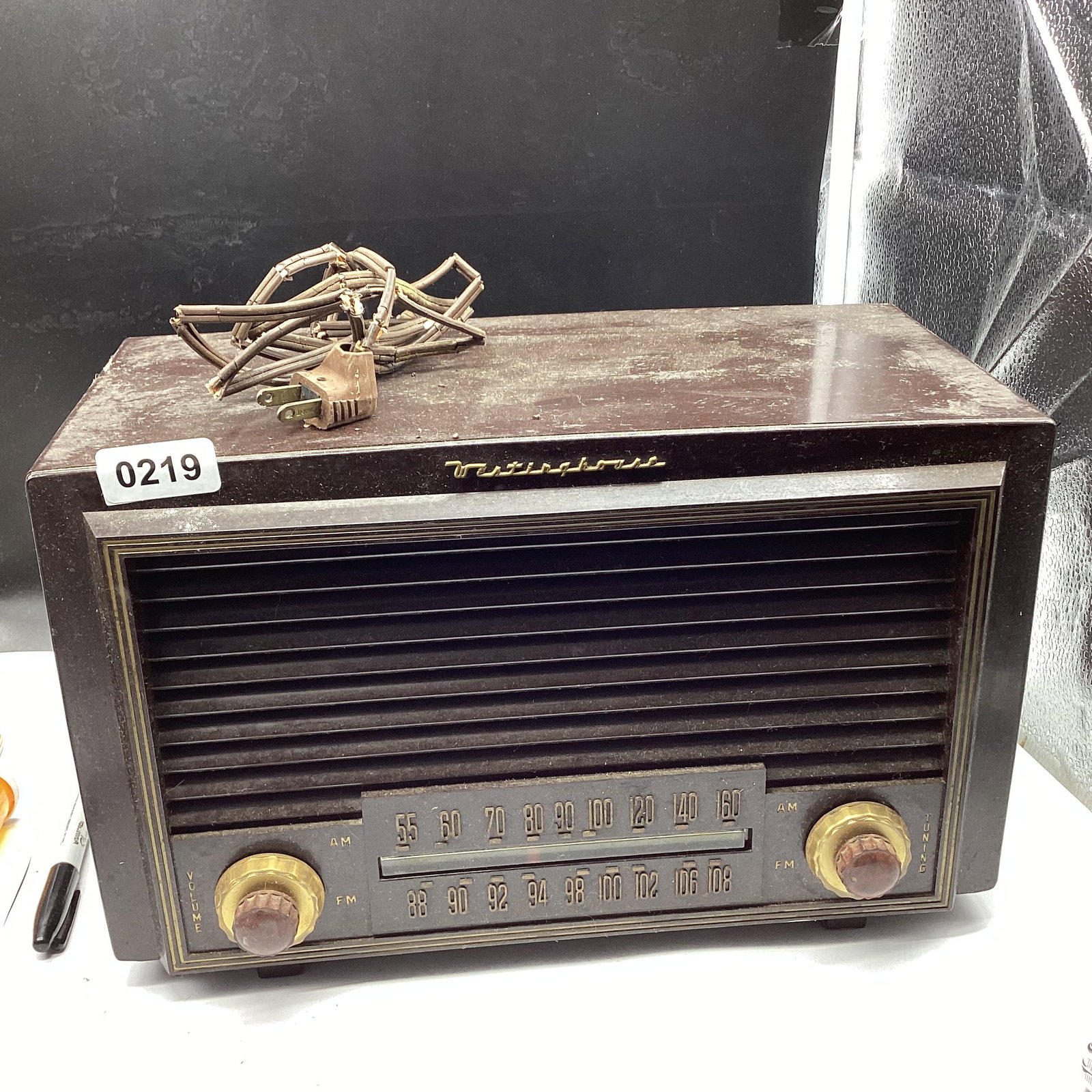 VINTAGE WESTIONGHOUSE MODEL 70717 TUBE RADIO : 8 1/2 X 14 NEEDS CORD REPLACED AS IS