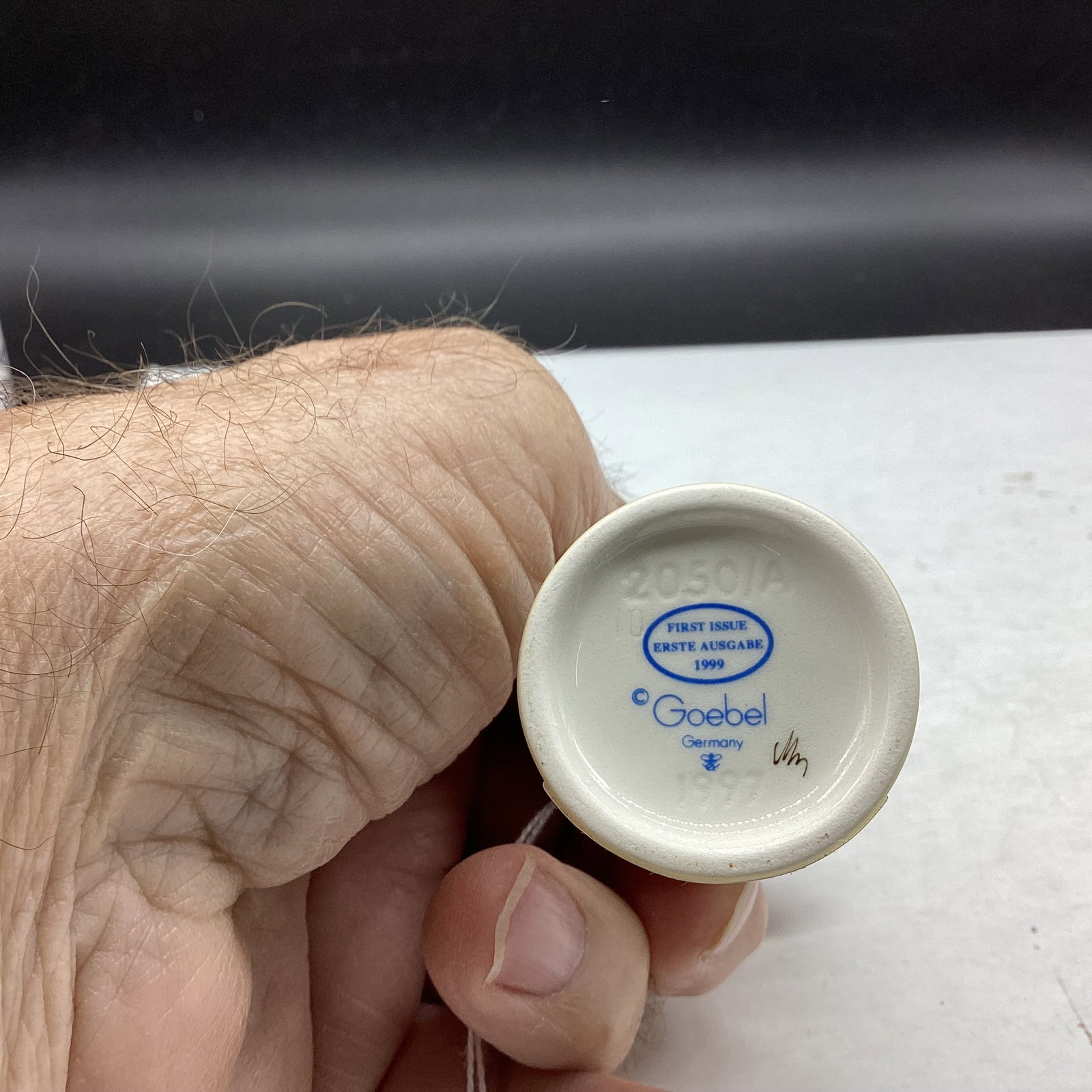 HUMMEL FIGURINE MESSAGE OIF LOVE NO 2050A 1959 - 2