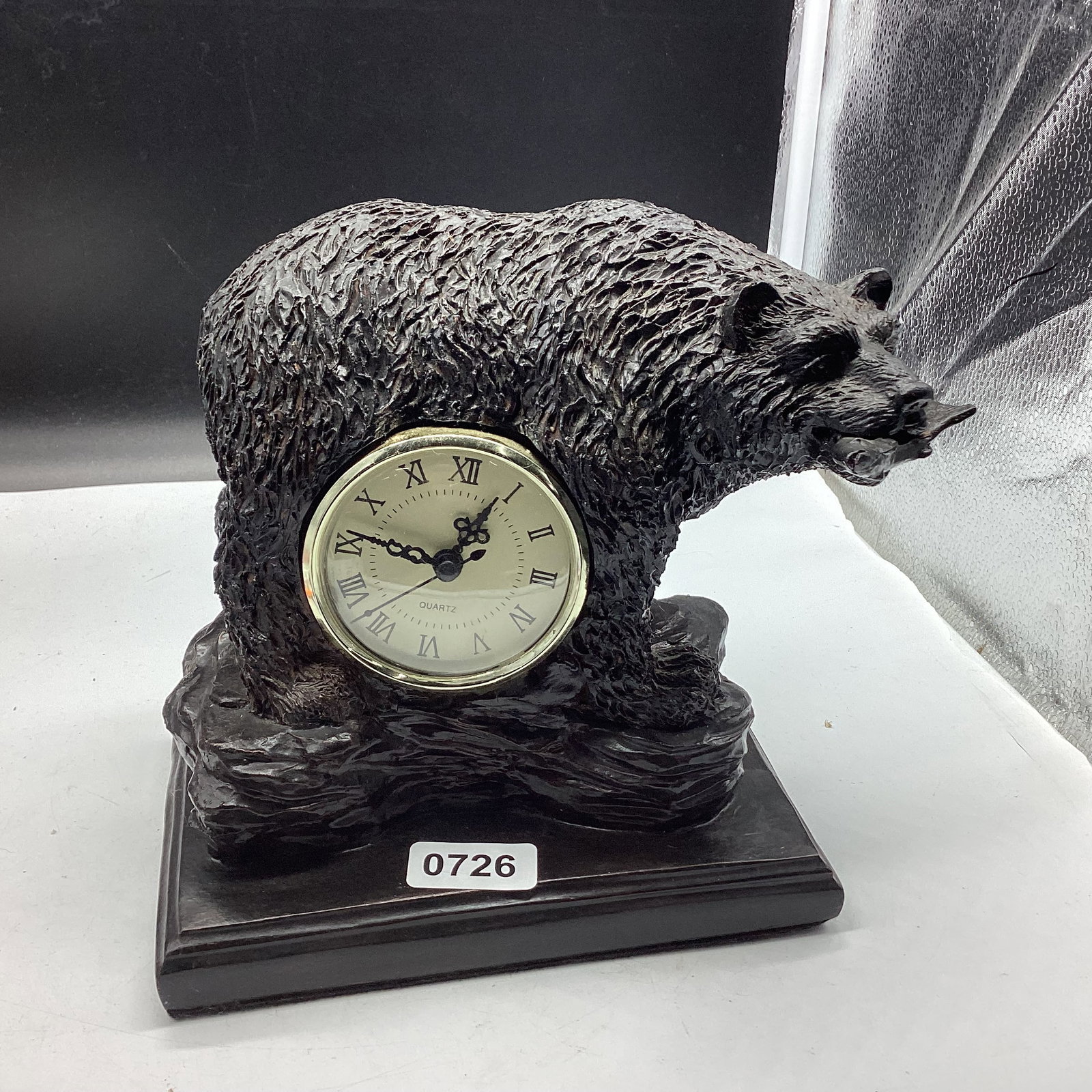 VINTAGE SMOKING MOUNTAIN BLACK BEAR WOOD REISN CLOCK: 8 1/2" T X 8 1/2" W GOOD SHAPE