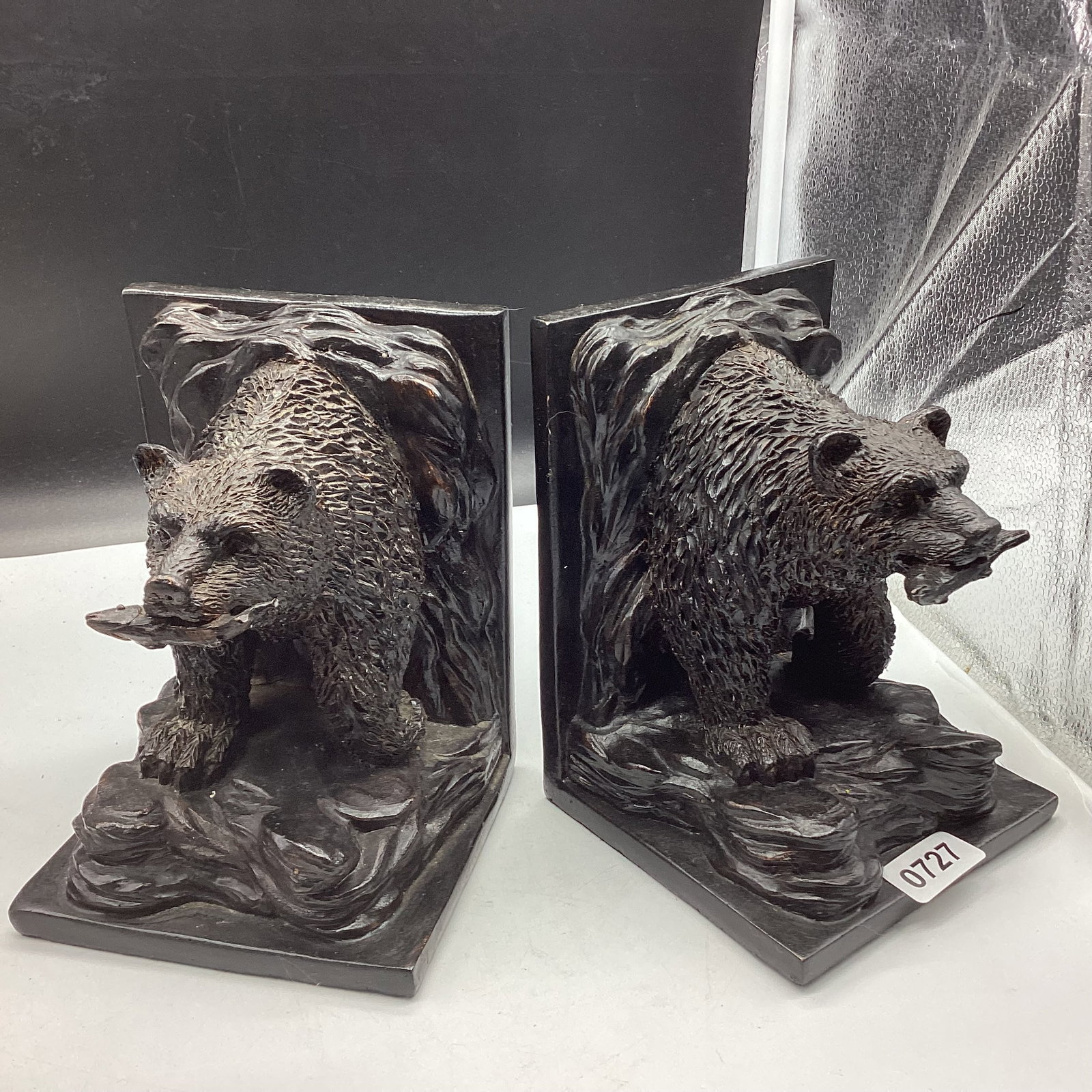 VINTAGE SMOKING MOUNTAIN BLACK BEAR WOOD REISN BOOKENDS: 7 1/2" T X 5" W GOOD SHAPE