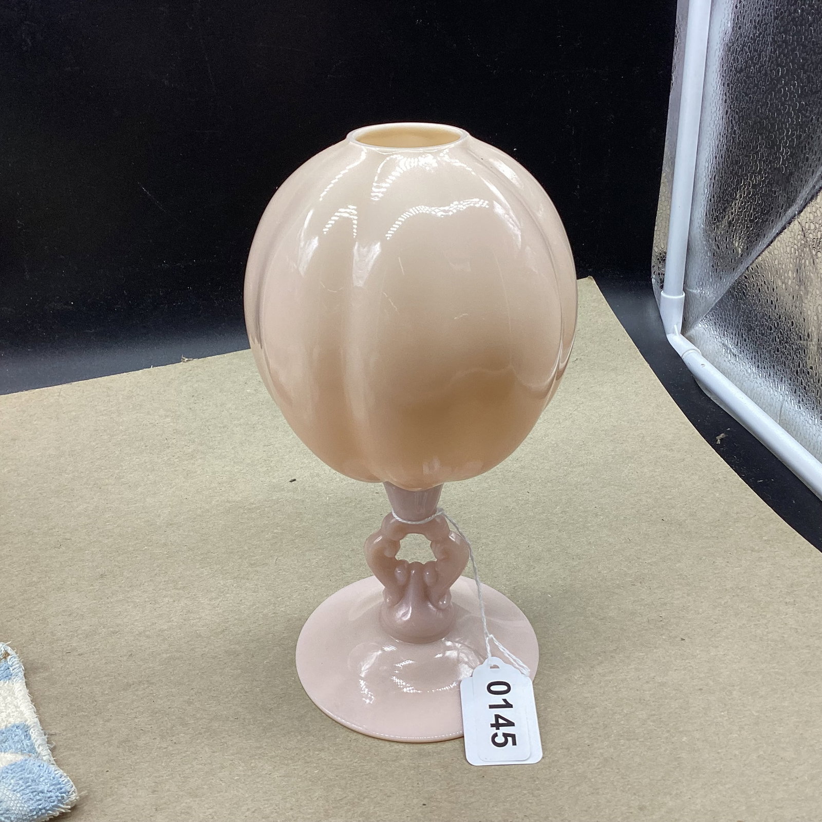 CAMBRIDGE CROWN TUSCAN IVY BALL VASE WOPEN KEYHOLE STEM (1 of 1)