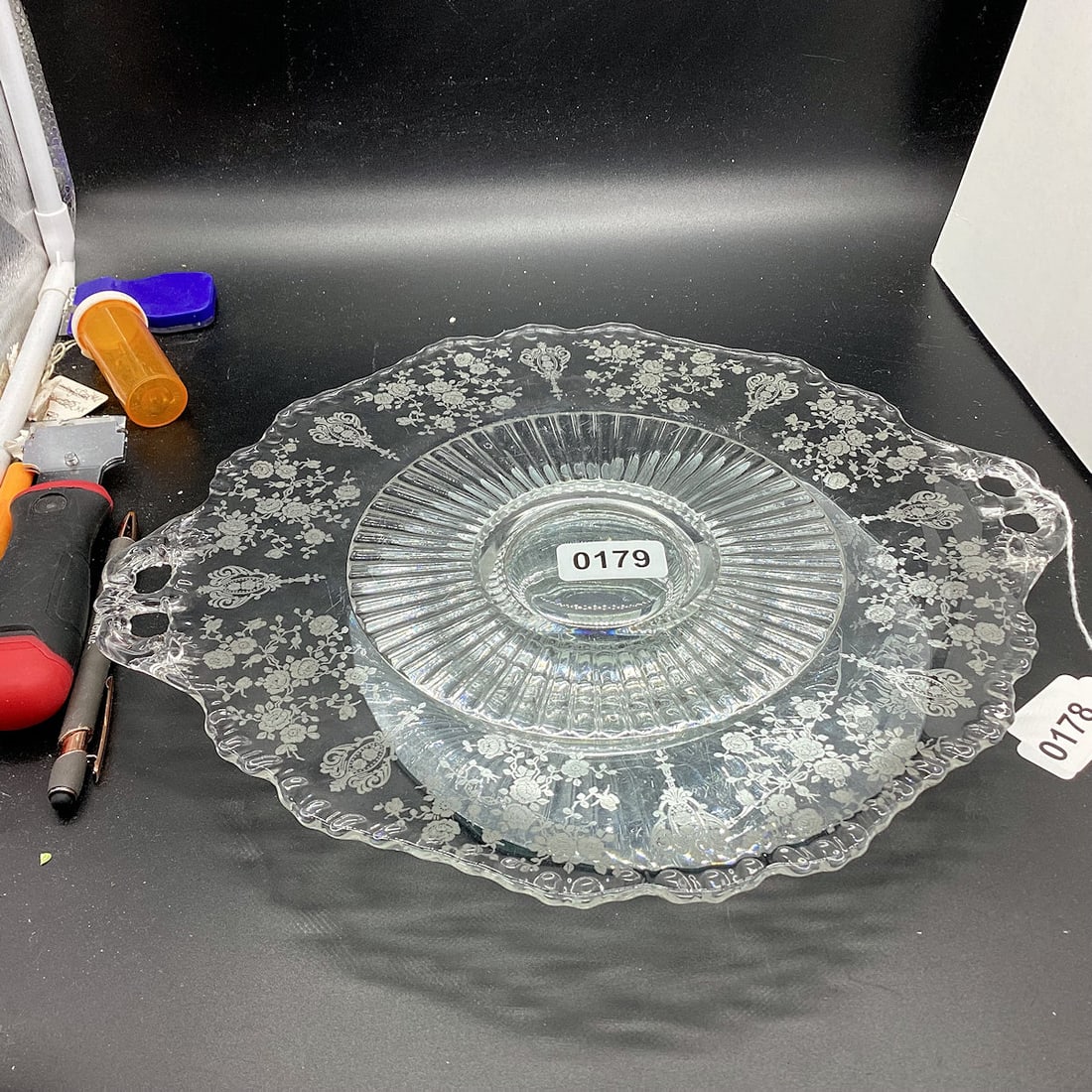 CAMBRIDGE ROSEPOINT 2 HANDLE CAKE PLATE: 13 1/2" W GOOD SHAPE