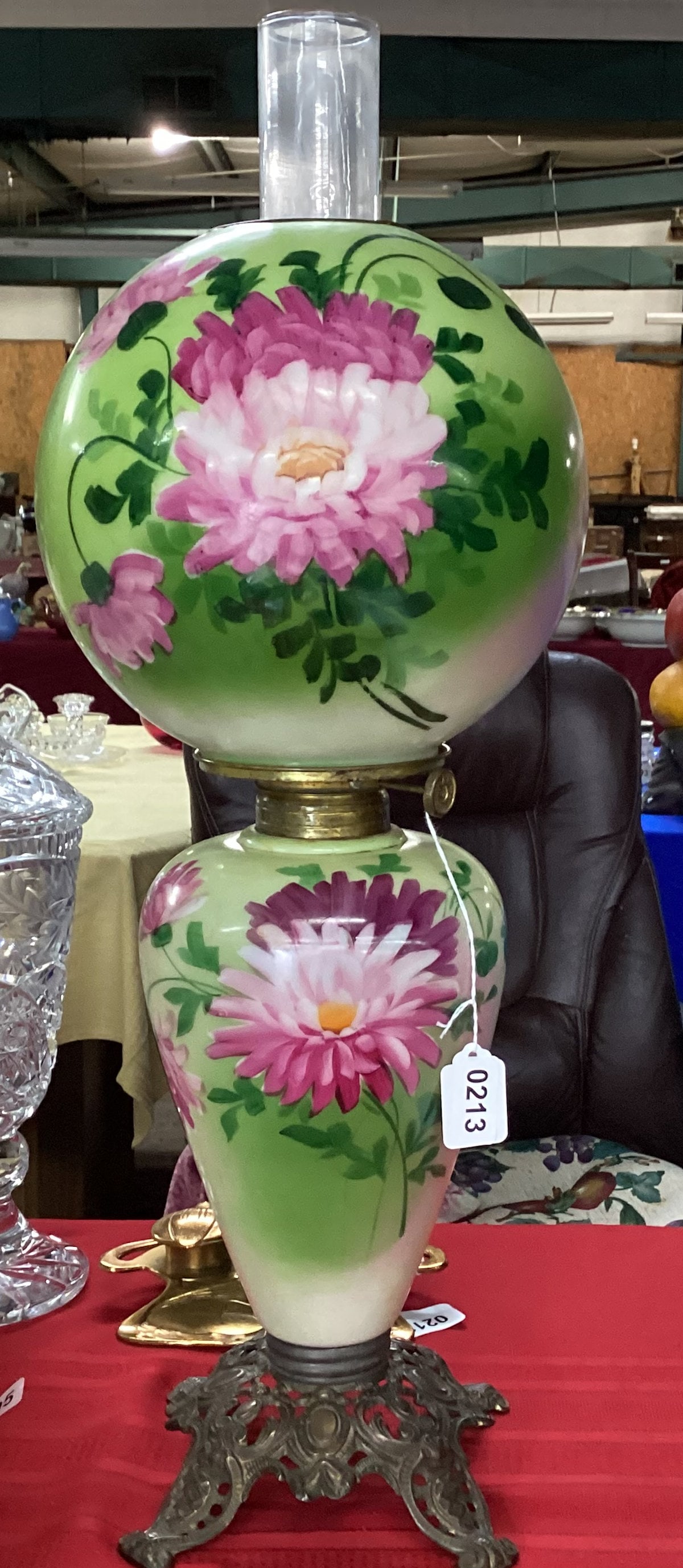 VINTAGE GONE W/THE WIND W/CHRYSANTHEMUNS OIL LAMP: 25" TALL GOOD SHAPE