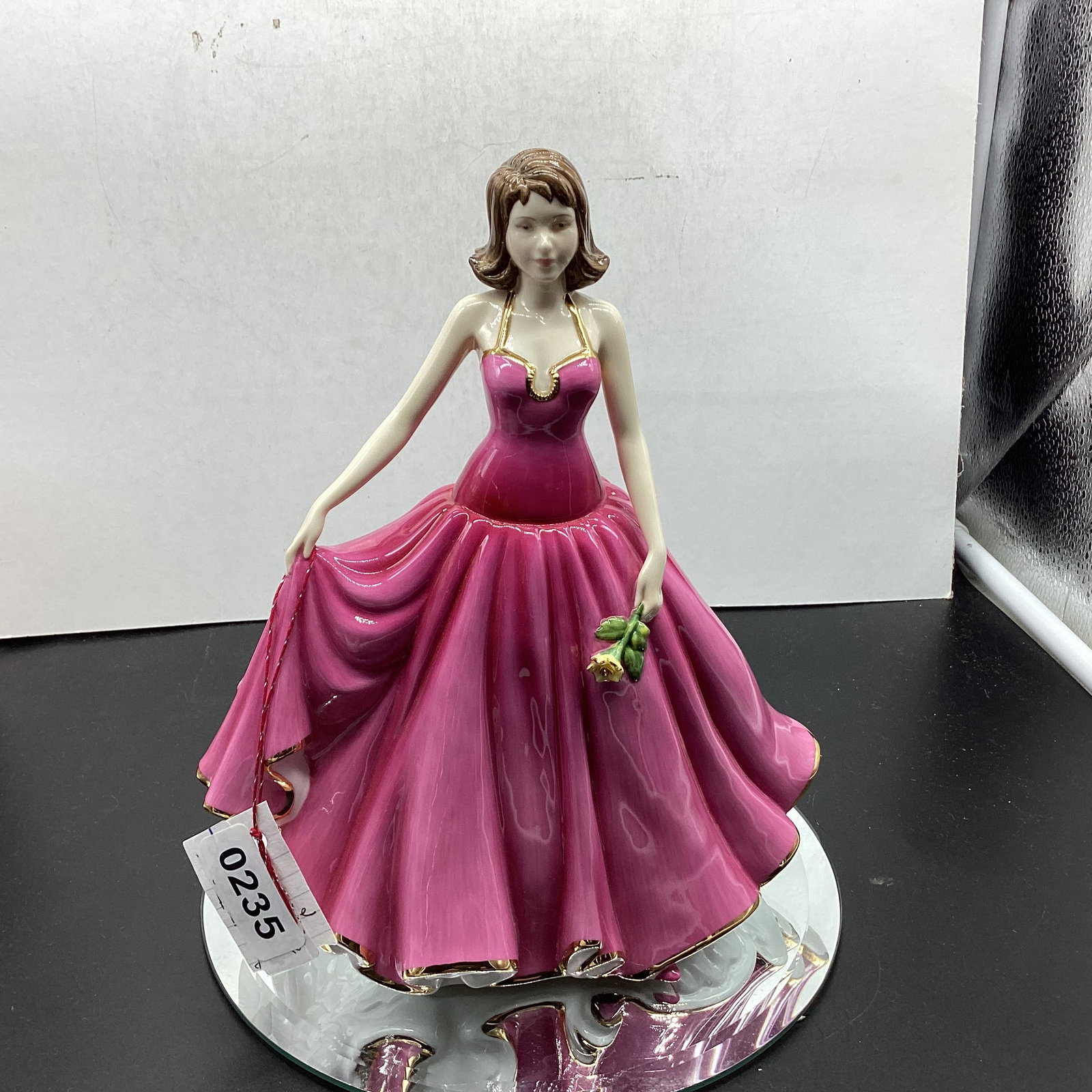 ROYAL DOULTON FIGURINE PRETTY LADY ESPICAL FOR YOU : 9" TALL GOOD SHAPE