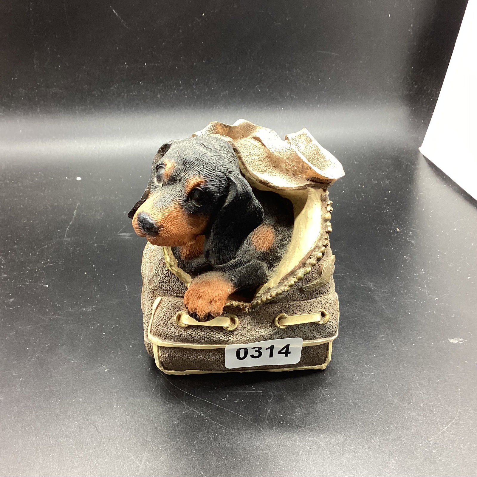 DOG IN BAG MADE OF RESIN (1 of 1)