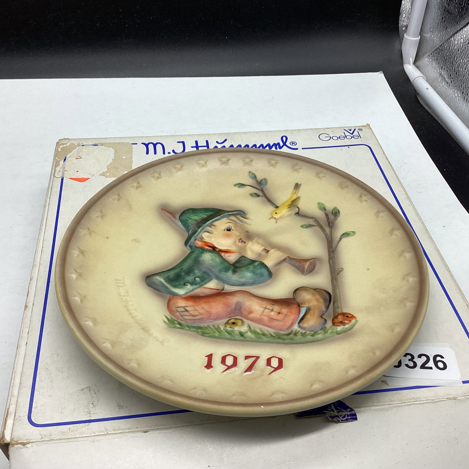 1979 HUMMEL COLLECTOR PLATE: 7 1/2" WIDE GOOD SHAPE