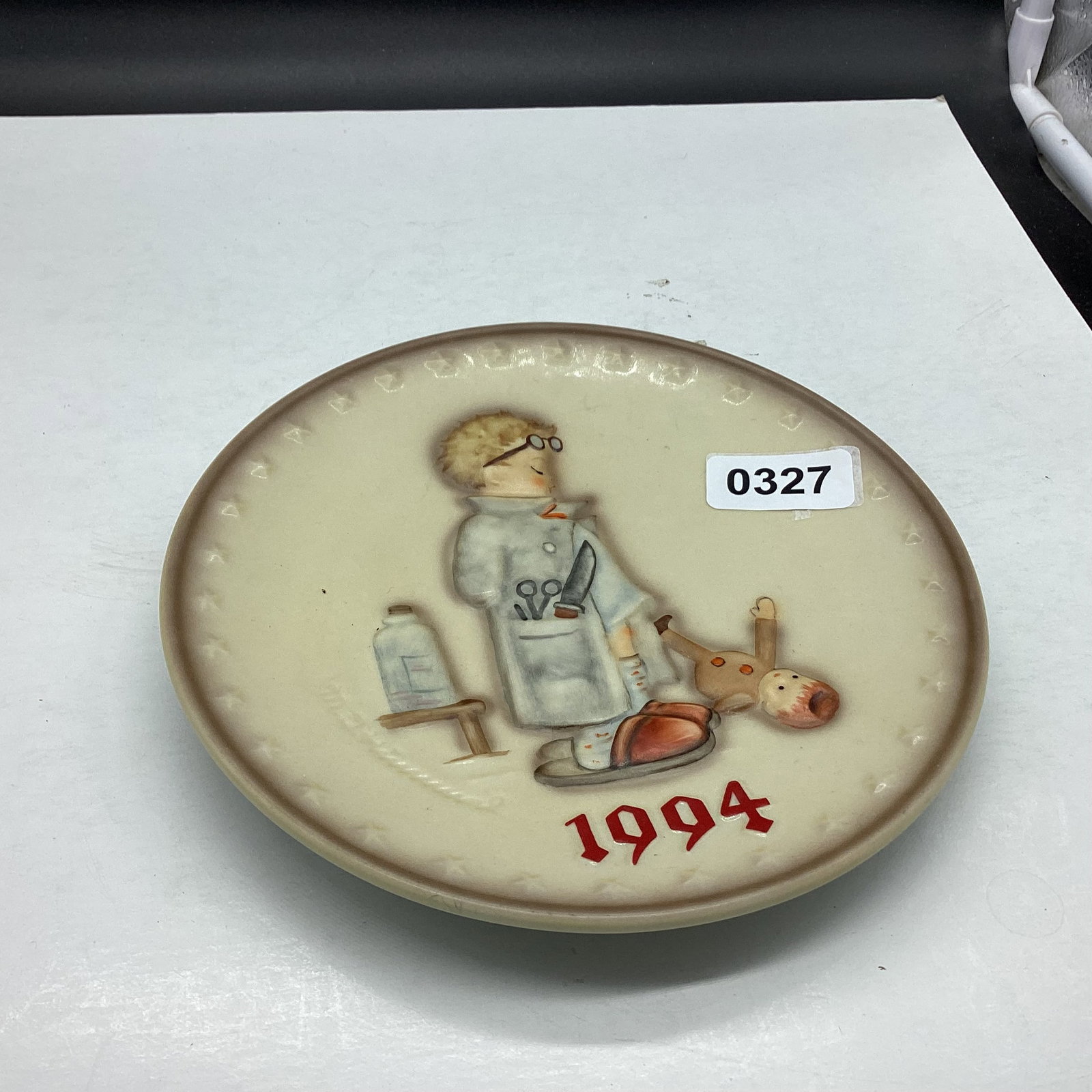 1994 HUMMEL COLLECTOR PLATE (1 of 2)