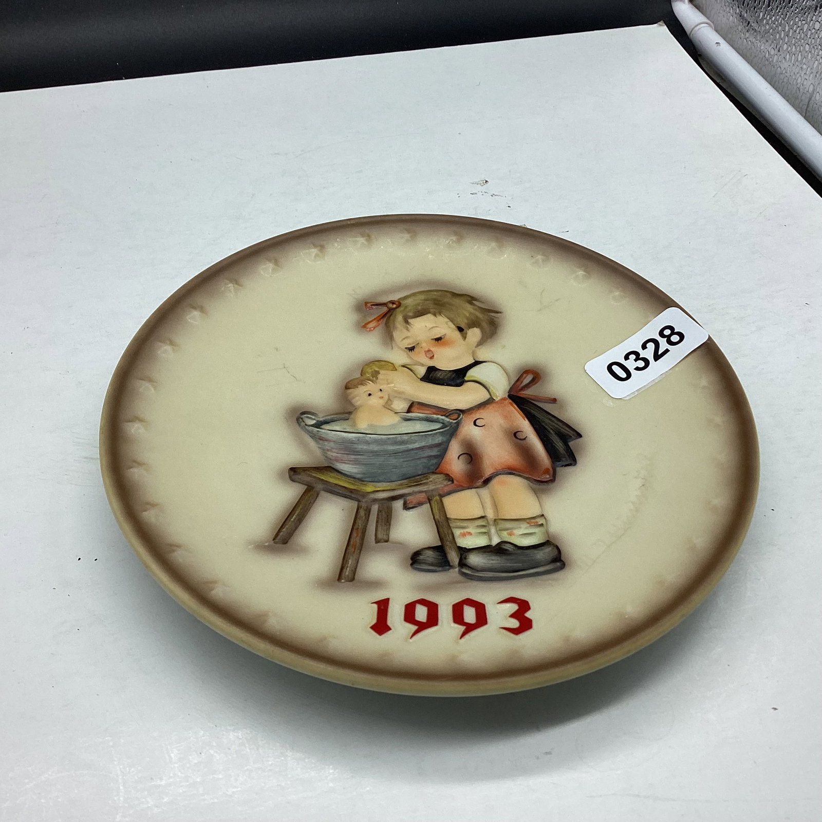 1993 HUMMEL COLLECTOR PLATE (1 of 2)