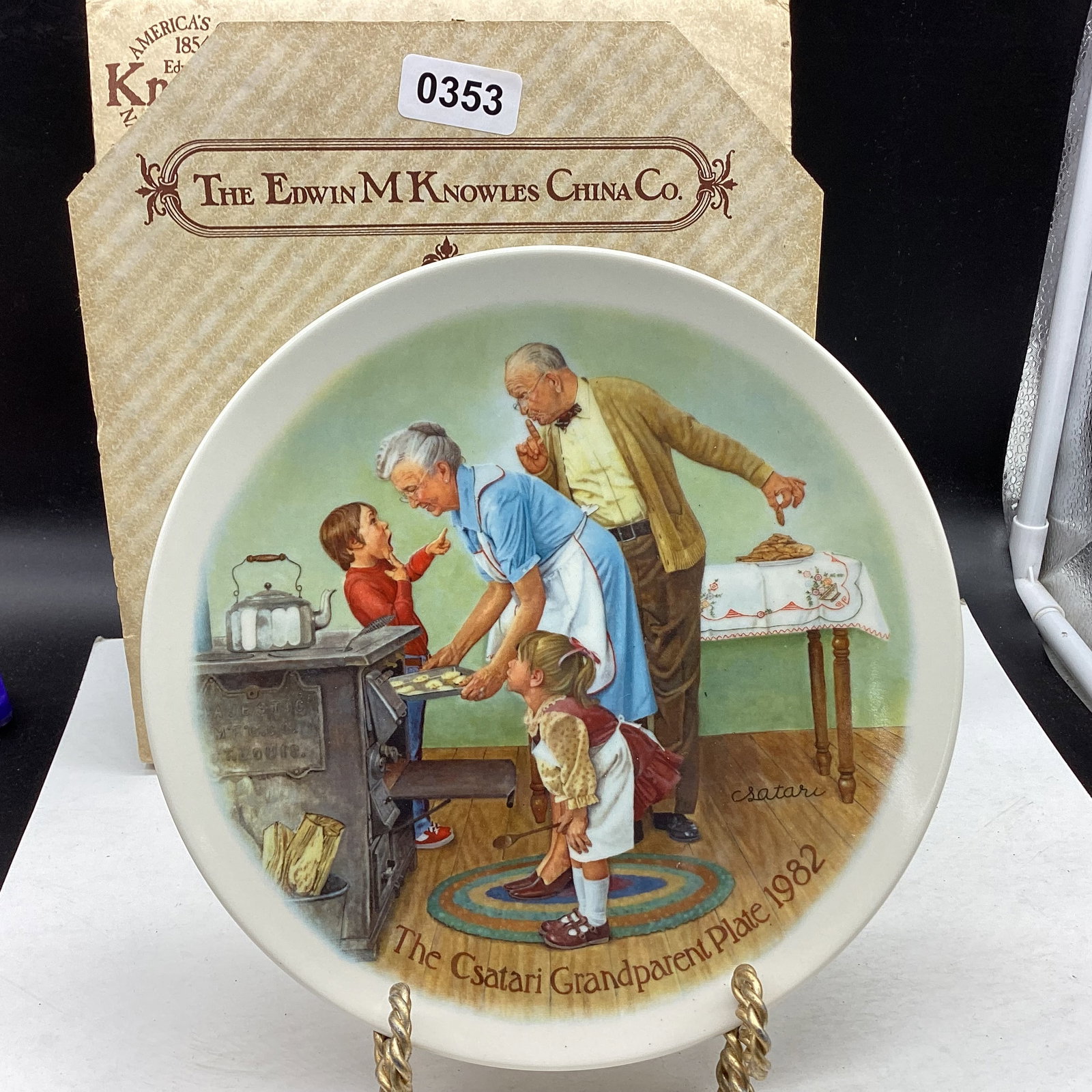 1982 GRAND PARENT COLLECTOR PLATE: 8 1/2" WIDE GOOD SHAPE