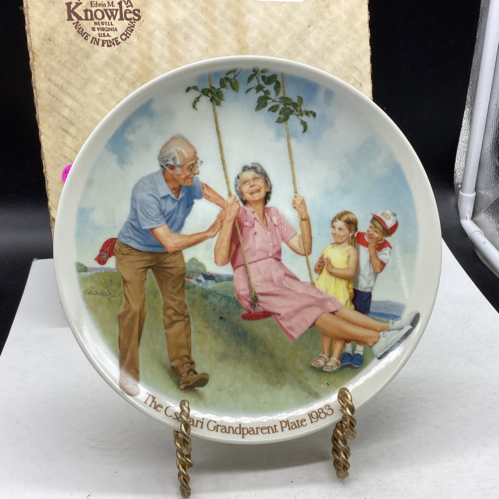 1983 GRAND PARENT COLLECTOR PLATE: 8 1/2" WIDE GOOD SHAPE