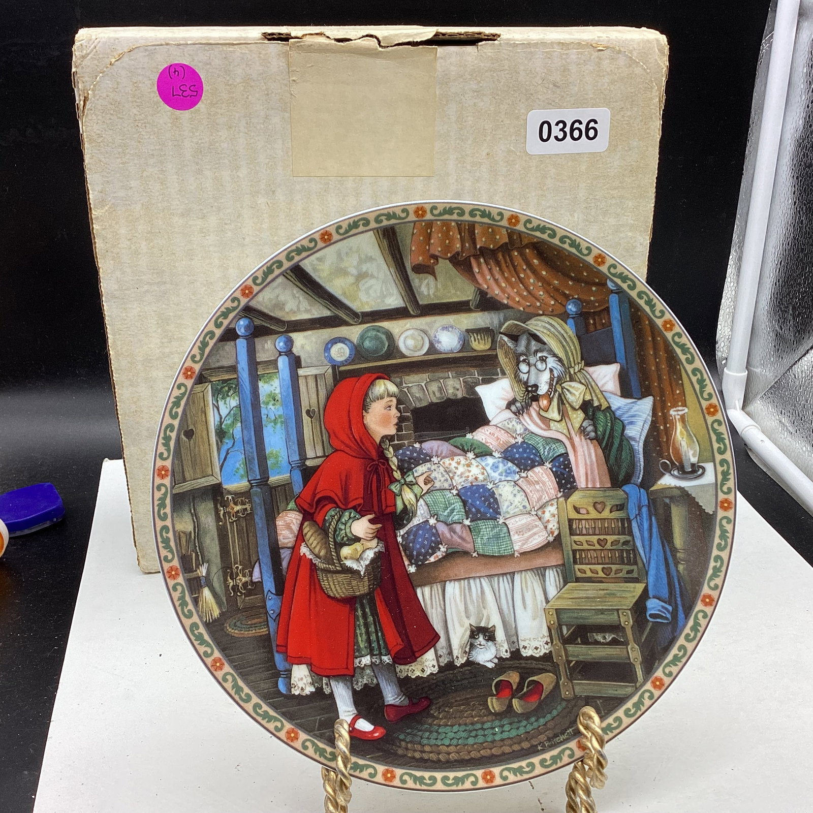 1988 LITTLE RED RIDING HOOD COLLECTOR PLATE: 8" WIDE GOOD SHAPE