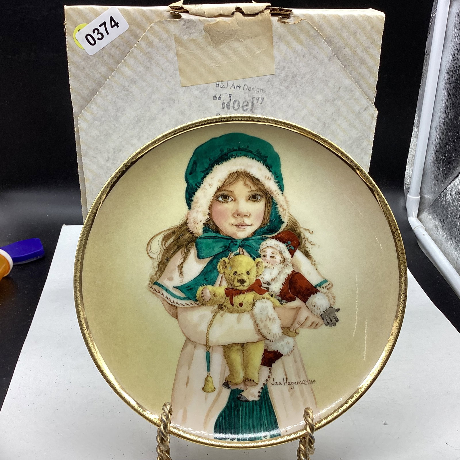 1985 NOEL BY JAN HAGARA COLLECTOR PLATE: 8 1/2" WIDE GOOD SHAPE