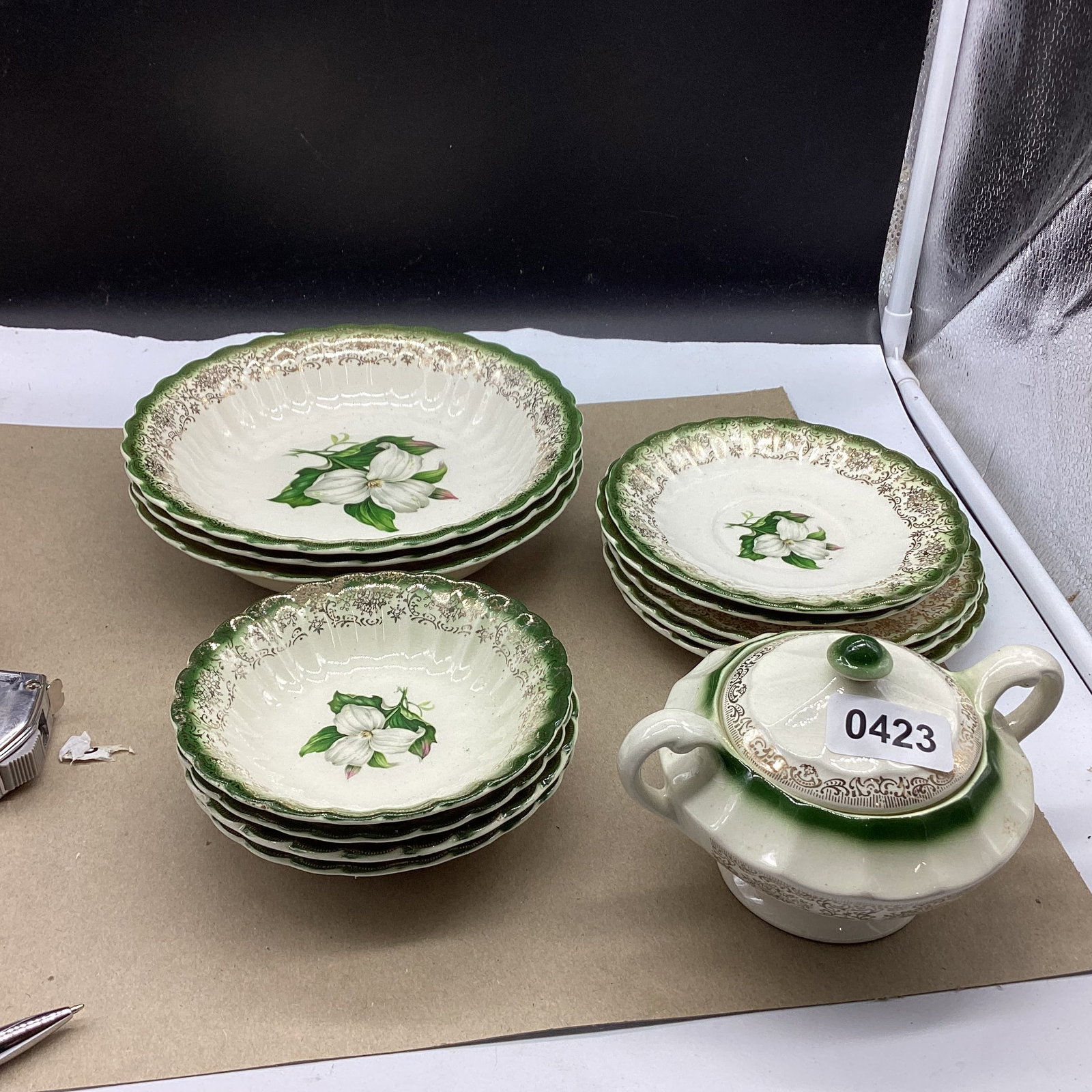 13 PCS. 24 KL GOLD TRIM TRILLIUM PATTERN BY LIMOGE DISHES: GOOD SHAPE