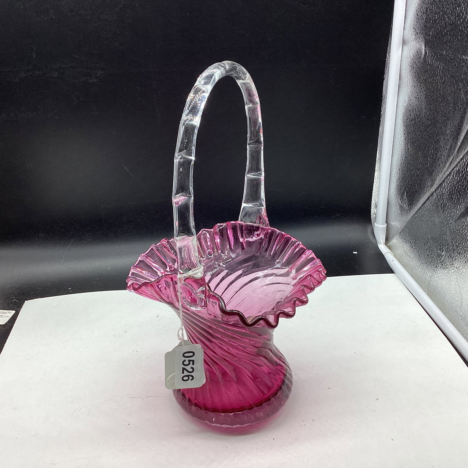 FENTON ART GLASS SWIRL DESIGN BASKET (1 of 1)