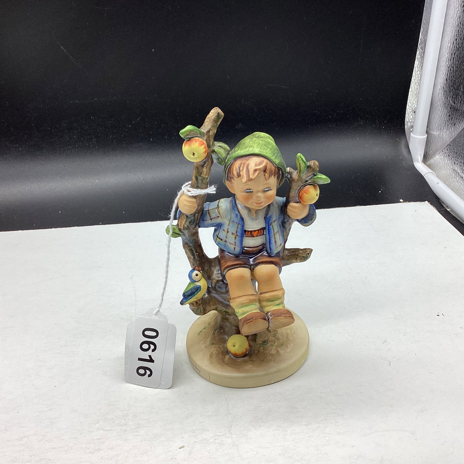 HUMMEL FIGURINE APPLE TREE BOY #142 : 5 3/4" TALL GOOD SHAPE