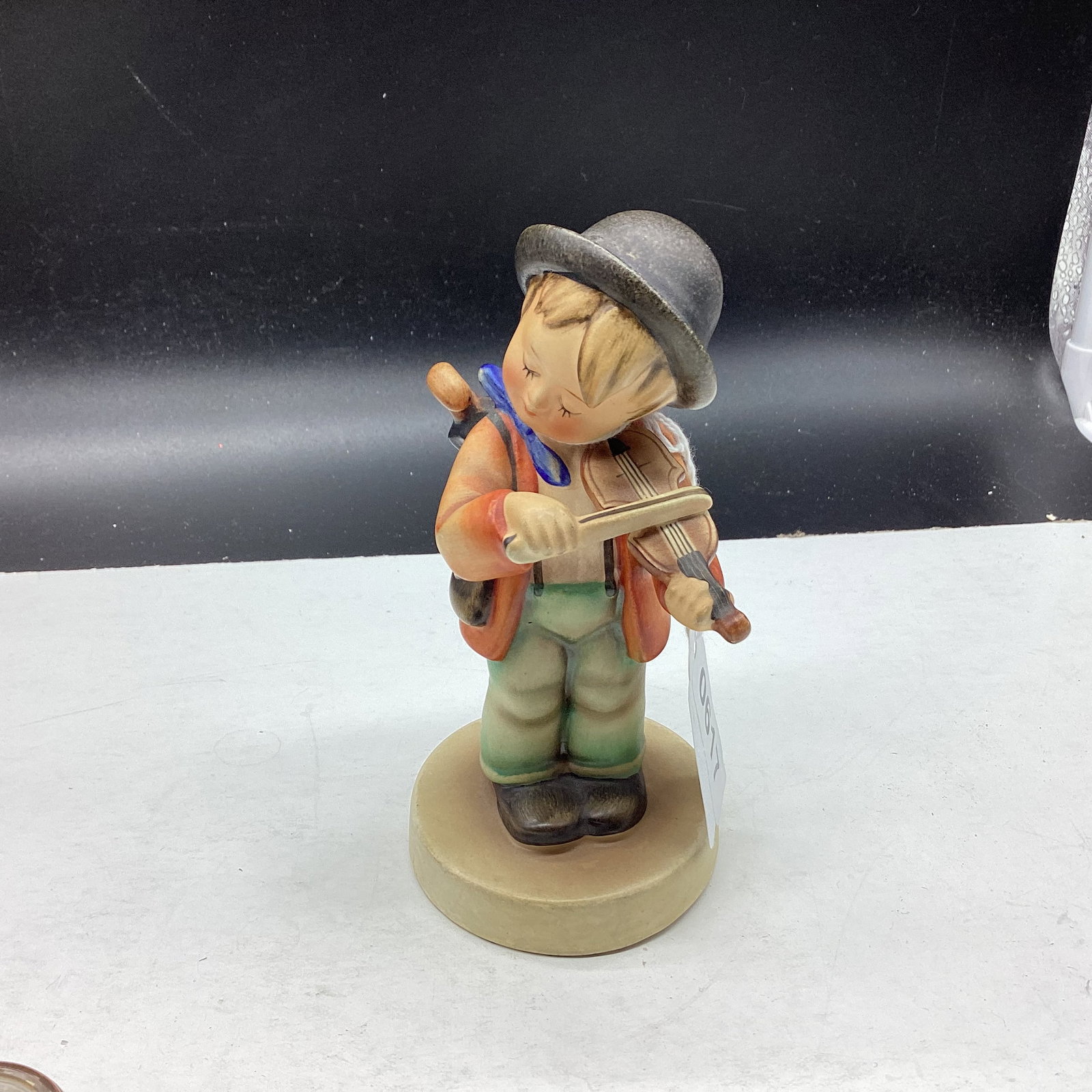 HUMMEL FIGURINE LITTLE FIDDLER #4: 5 1/2" TALL GOOD SHAPE