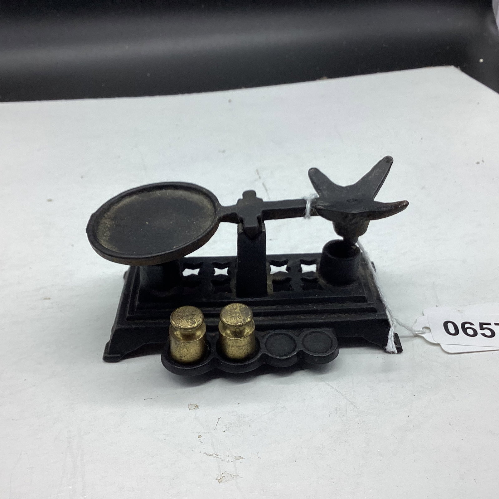MINATURE CAST IRON BALANCE SCALES W/2 WEIGHTS (1 of 1)