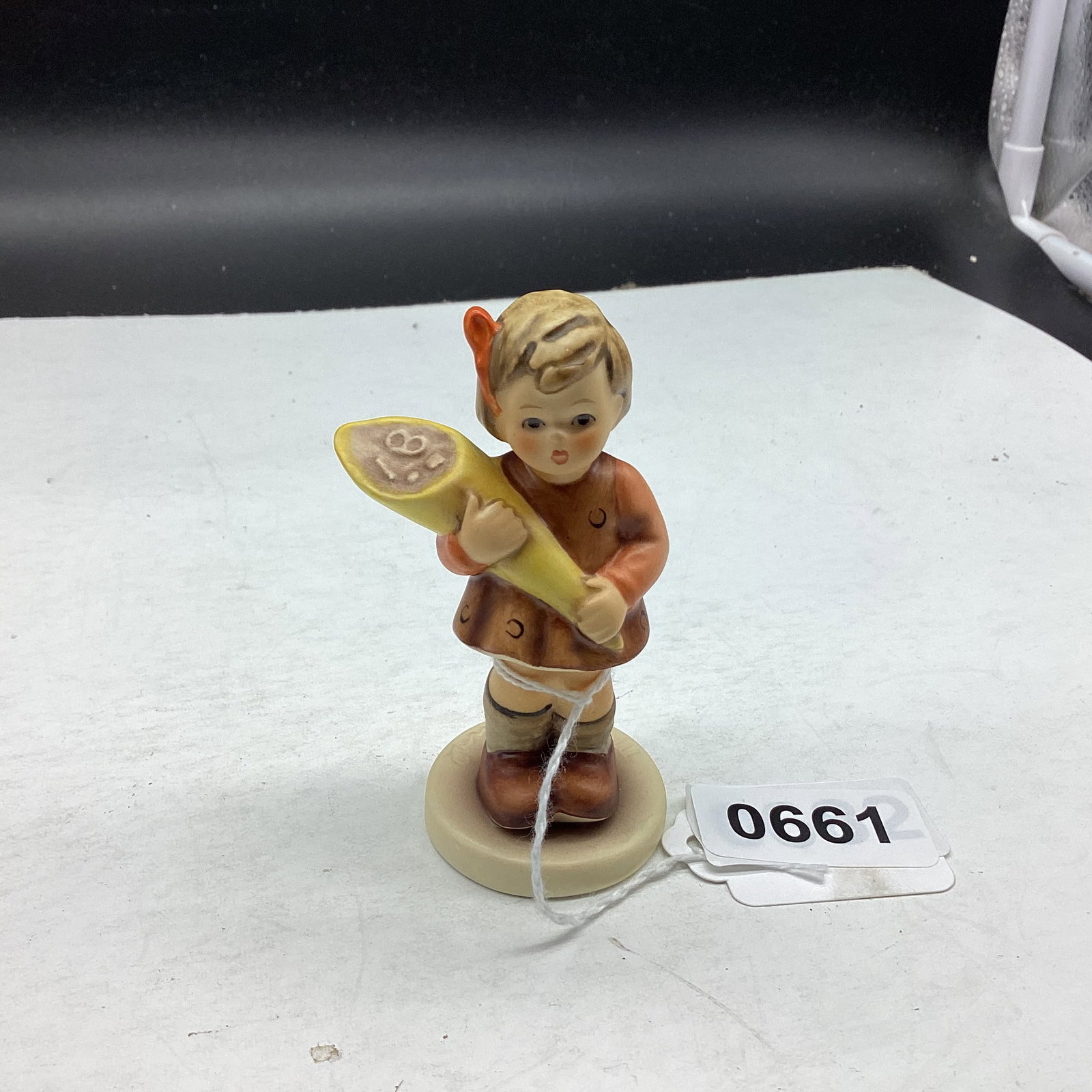 HUMMEL FIGURINE A SWEET OFFERING #549 : GOOD SHAPE