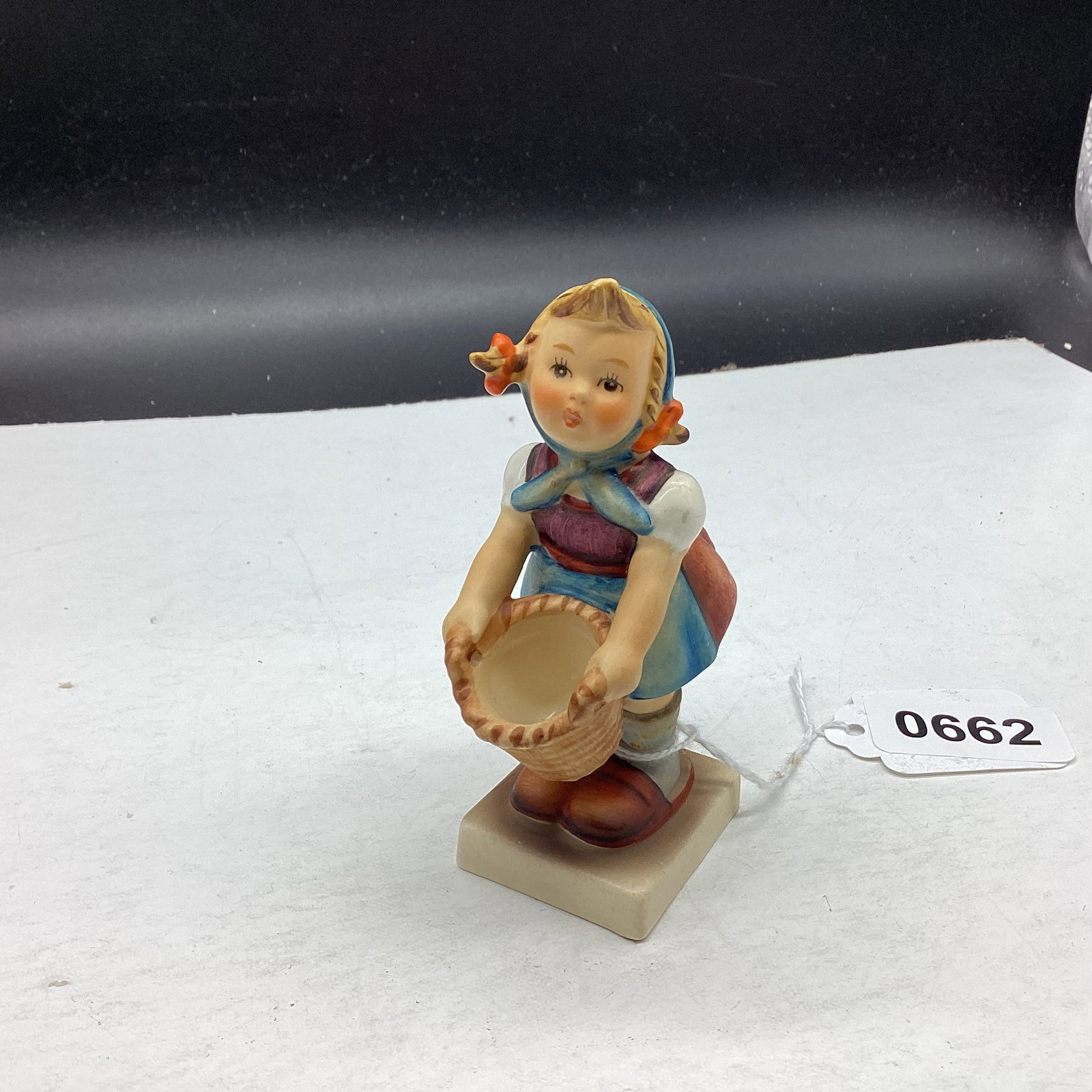 HUMMEL FIGURINE LITTLE HELPER #73: 4" TALL GOOD SHAPE