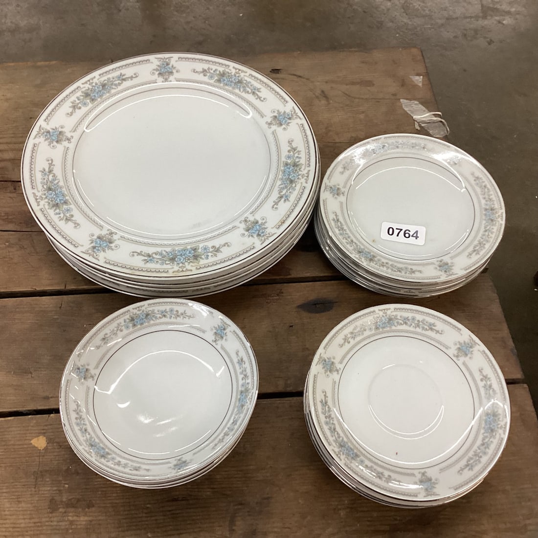 16 PCS. ELLINGTON PATTERN PORCELIAN CHINA MADE IN JAPAN: GOOD SHAPE