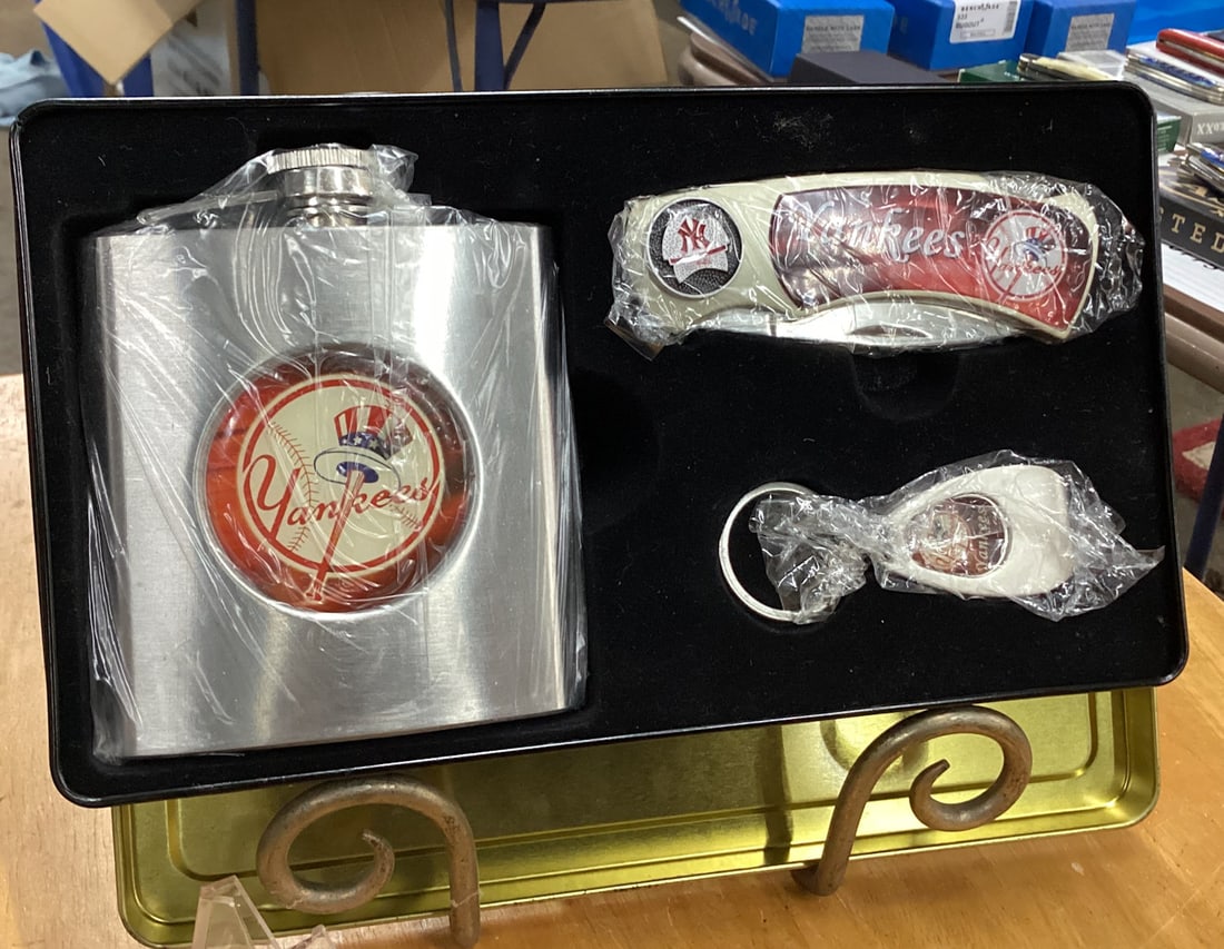 yankes gift set with knives and flask (1 of 2)
