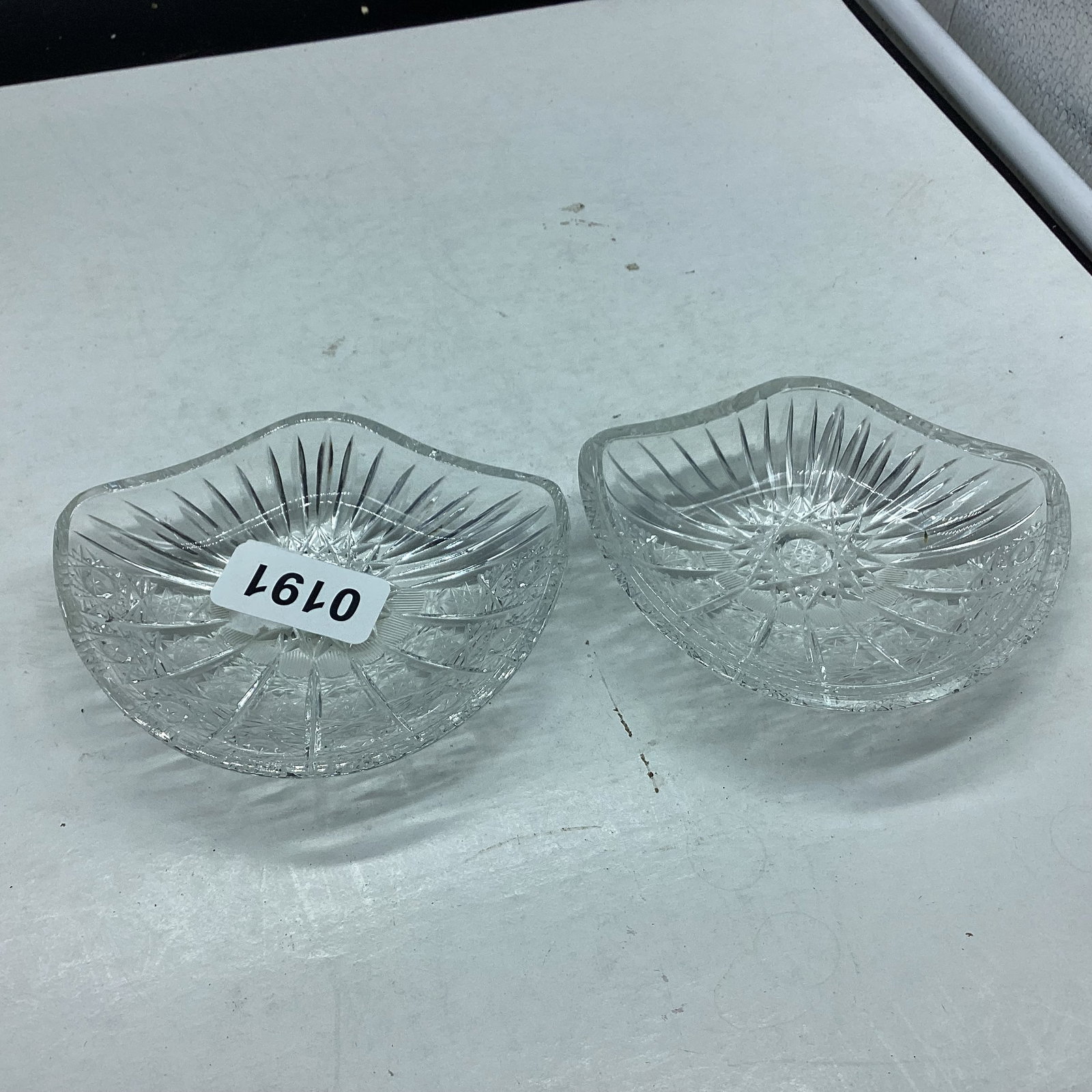 2 QUEENS LACE BOHEMIAN SHELL SHAPE MINT DISHES: 3 3/4 X 4 1/2 GOOD SHAPE