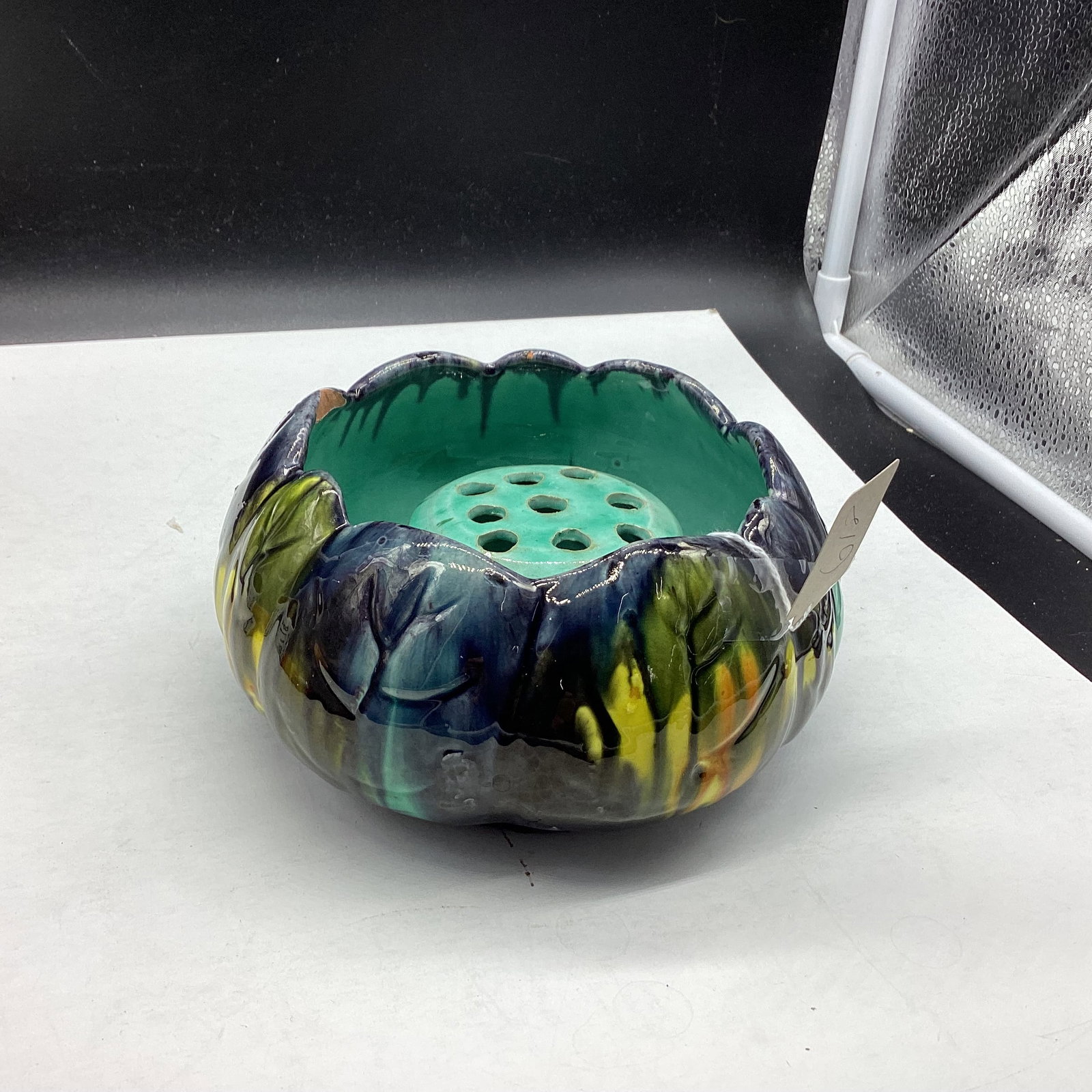 VINTAGE MAJOLICA POTTERY FLOWER BOWL W/INTEGRATED FLOWER FROG: 3 1/2 X 6 GOOD SHAPE