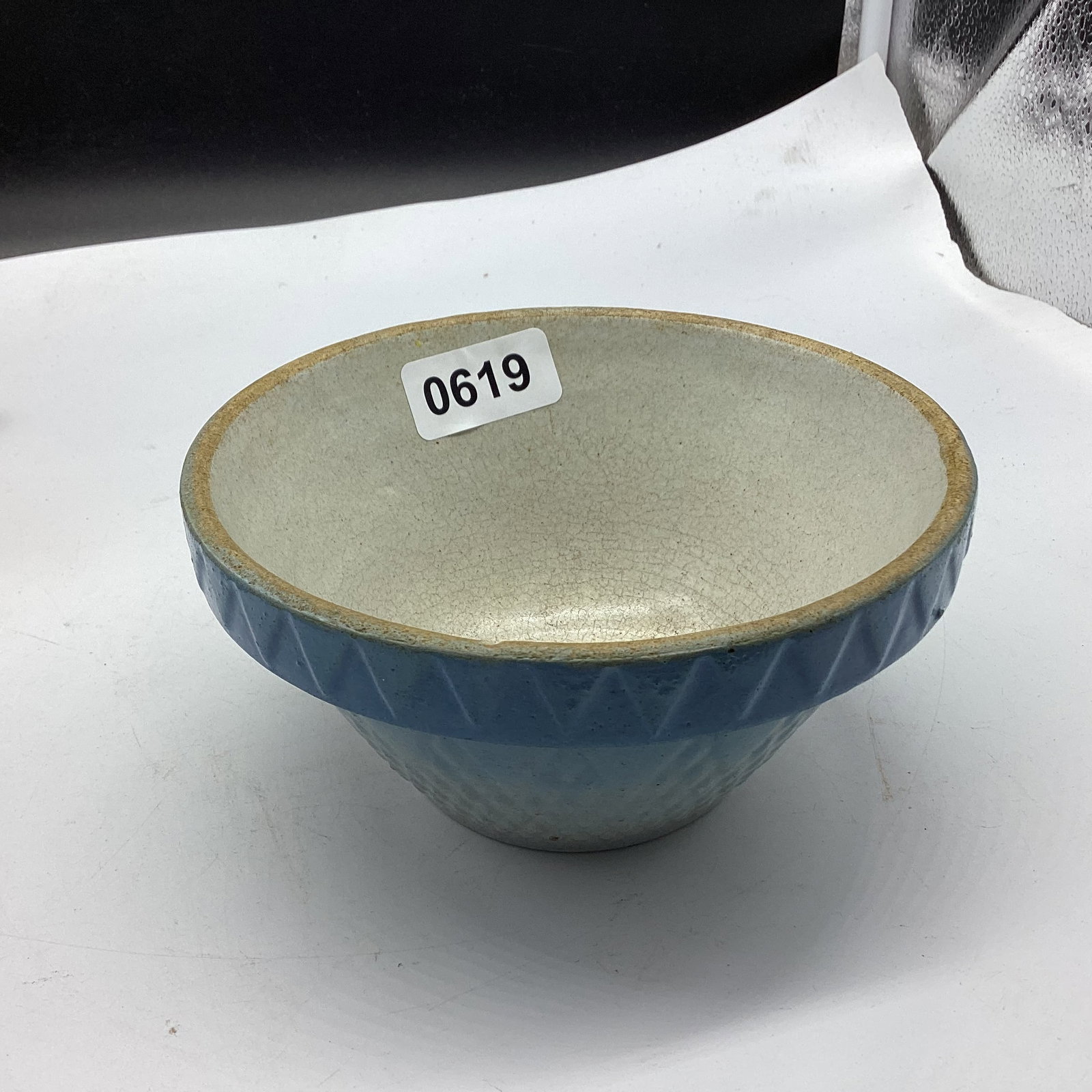 VINTAGE BLUE & WHITE STONEWARE DIAMOND POINT BOWL: 2 3/4 X 6 GOOD SHAPE
